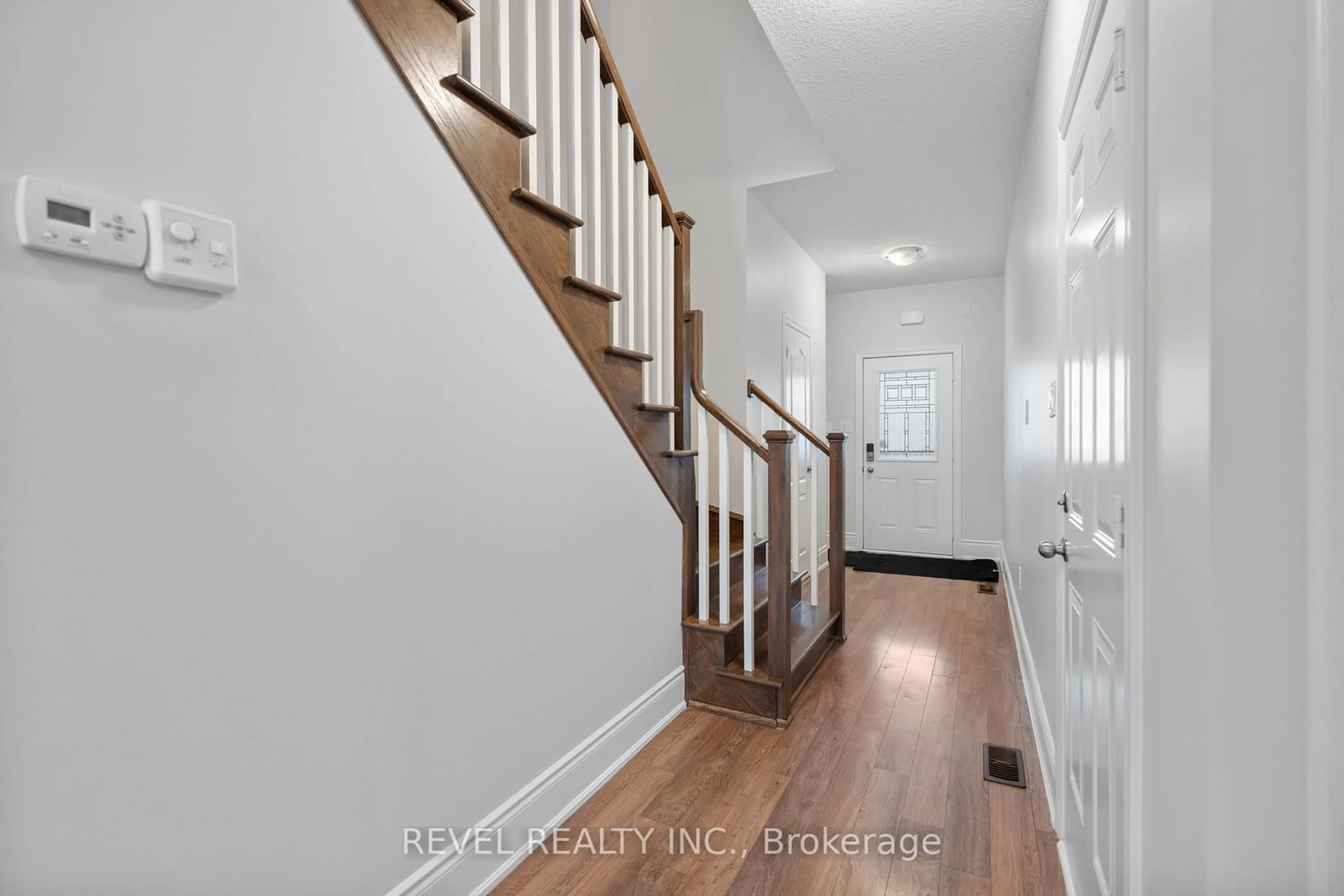 Indoor entryway for 35 Sunset Way, Thorold Ontario L0S 1A0