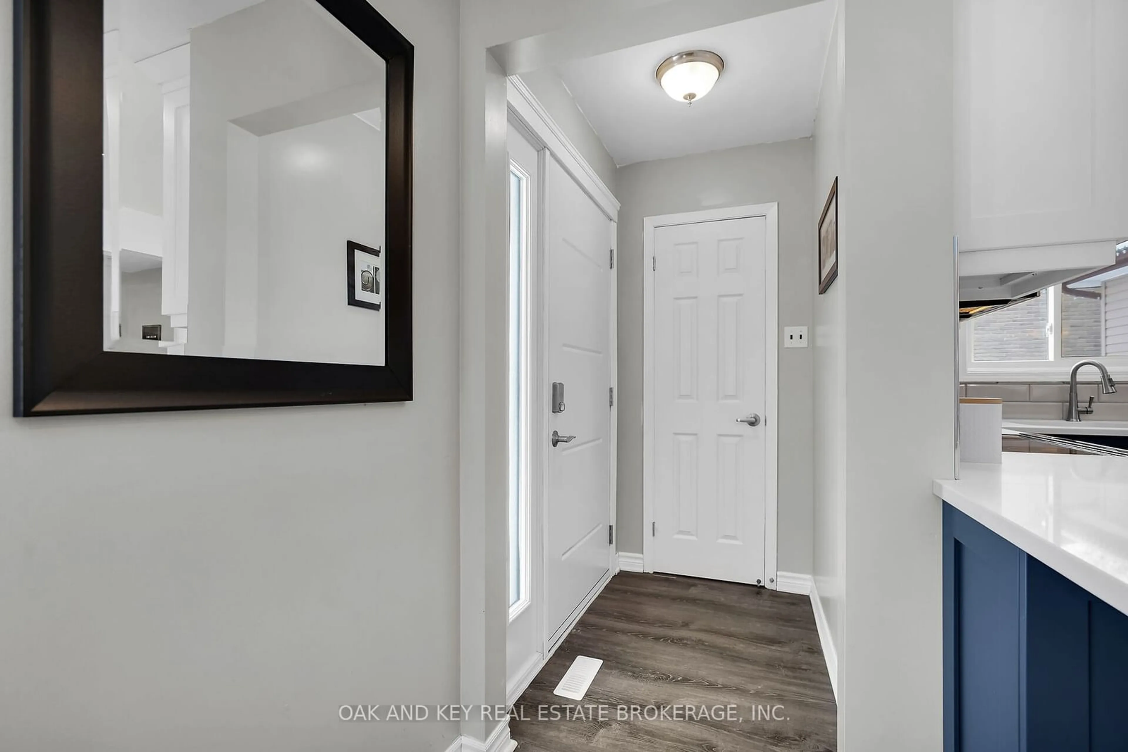 Indoor entryway for 837 Osgoode Dr, London Ontario N6E 1C3