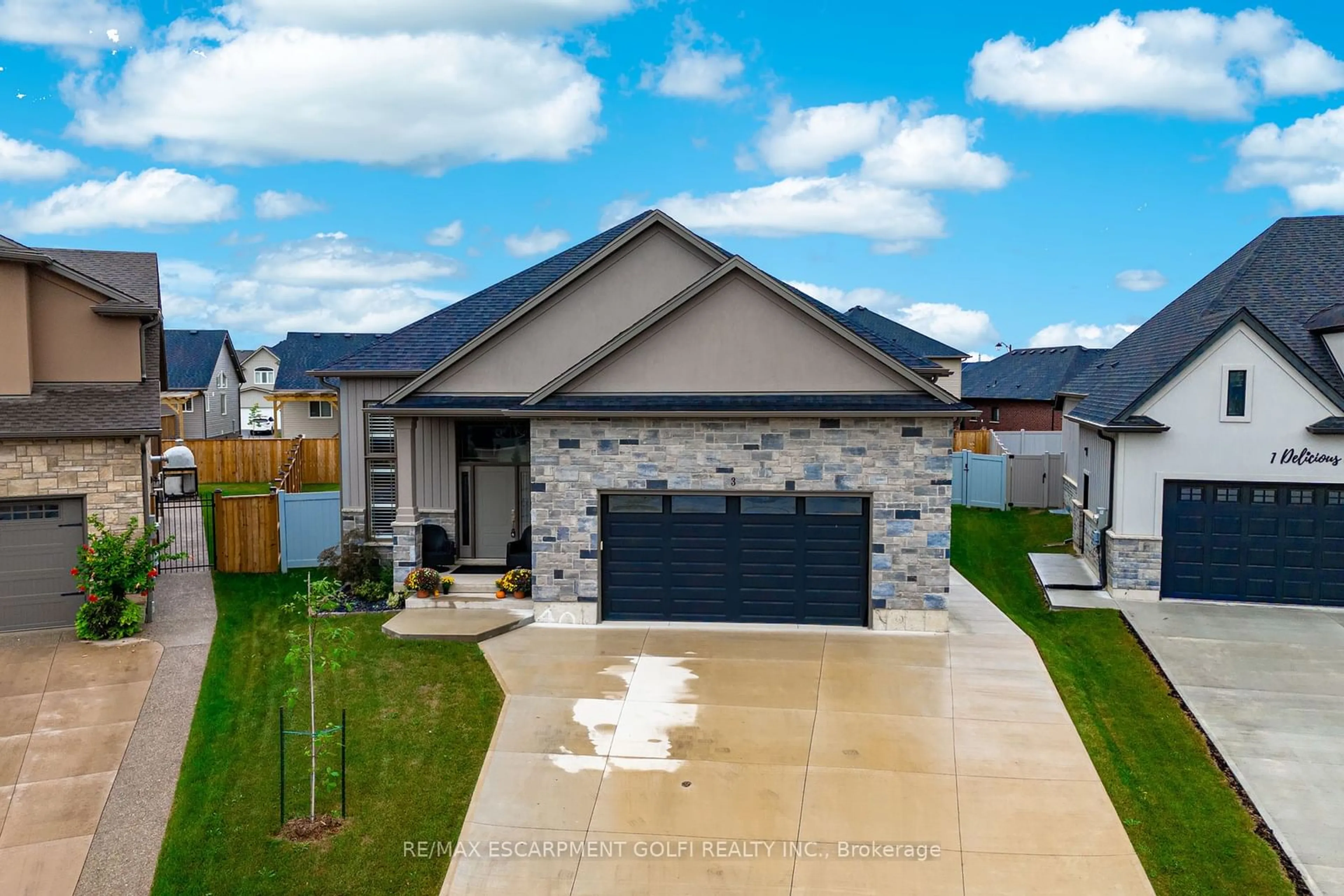 A pic from outside/outdoor area/front of a property/back of a property/a pic from drone, street for 3 Delicious Crt, Thorold Ontario L2V 0B8