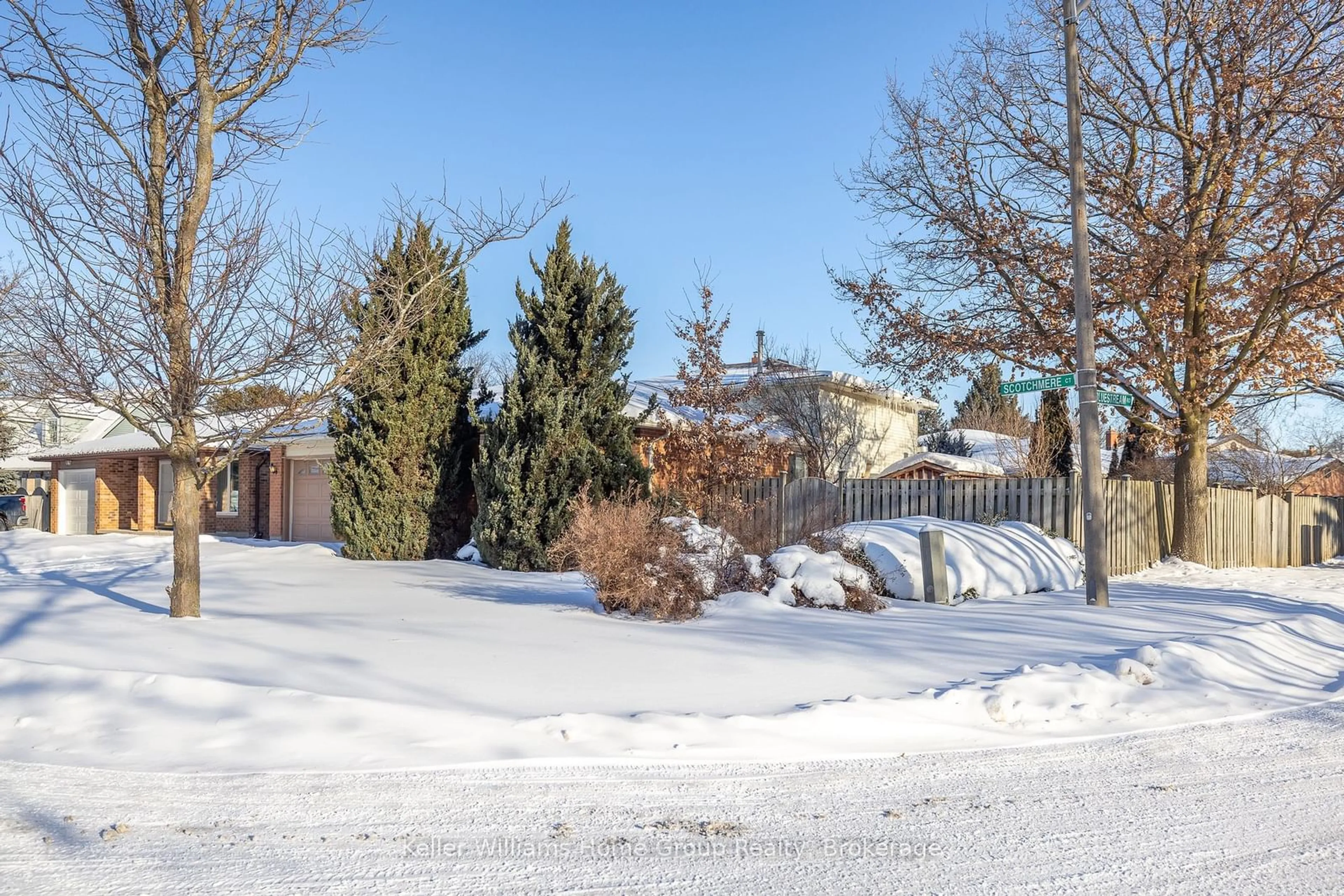 A pic from outside/outdoor area/front of a property/back of a property/a pic from drone, street for 476 Scotchmere Crt, Waterloo Ontario N2K 3E6