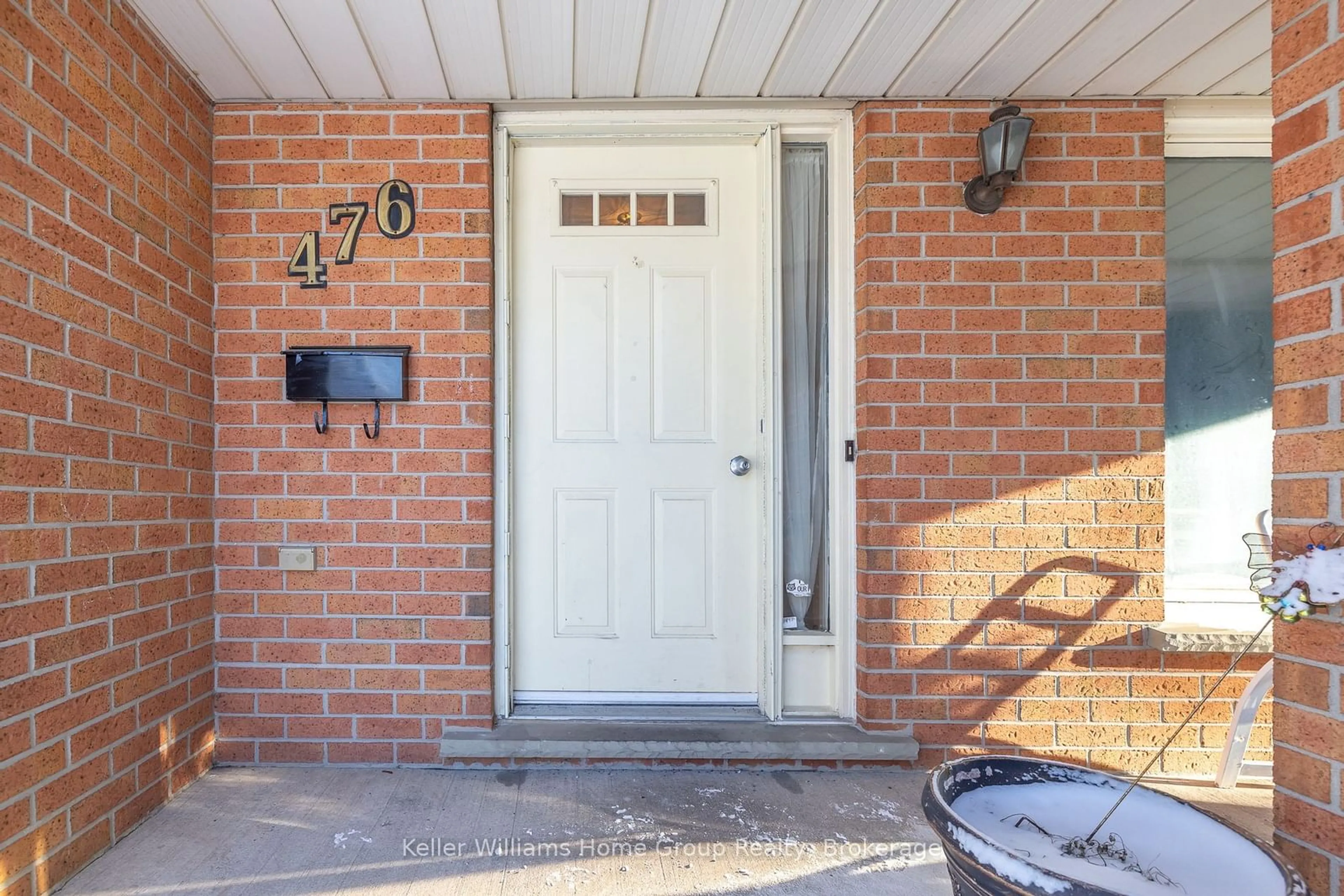 Indoor entryway for 476 Scotchmere Crt, Waterloo Ontario N2K 3E6