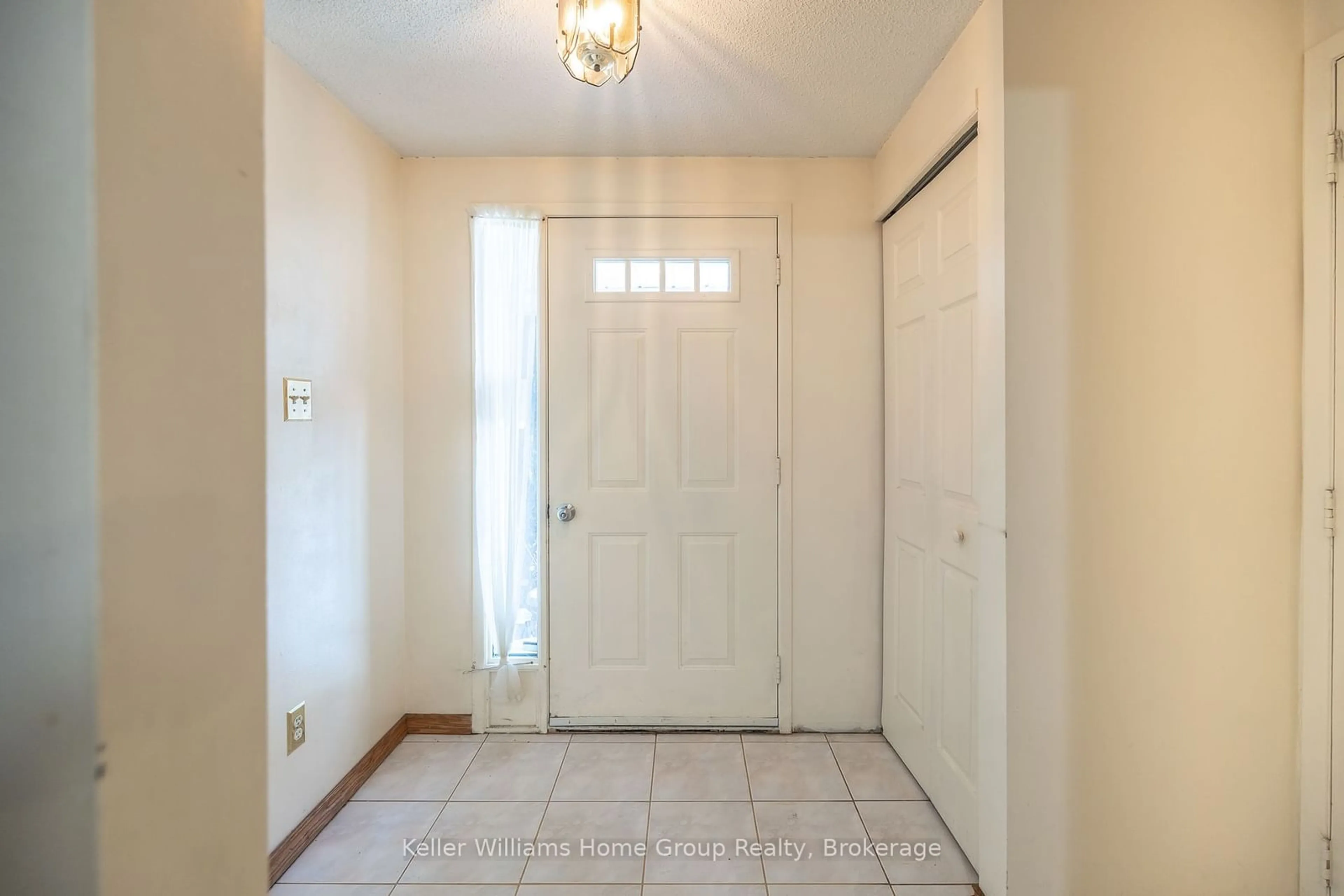 Indoor entryway for 476 Scotchmere Crt, Waterloo Ontario N2K 3E6