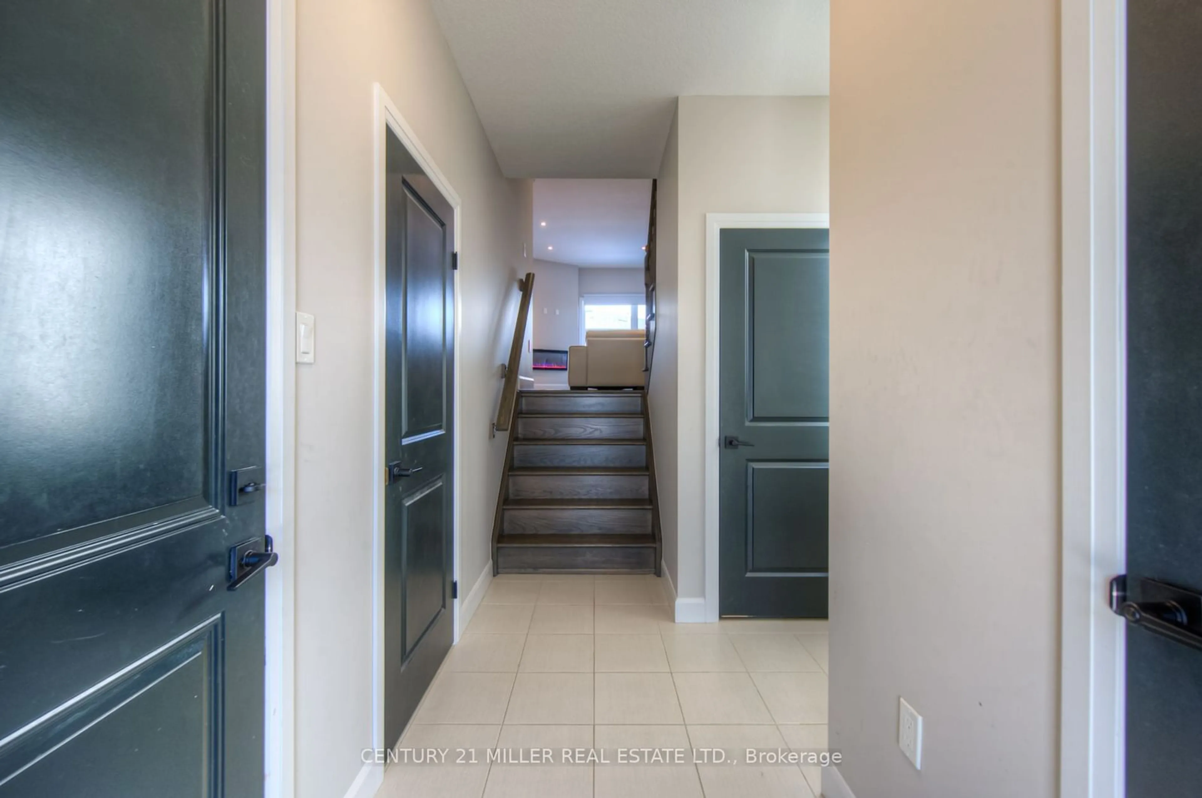 Indoor entryway for 71 Bensley Lane, Hamilton Ontario L9C 0E9