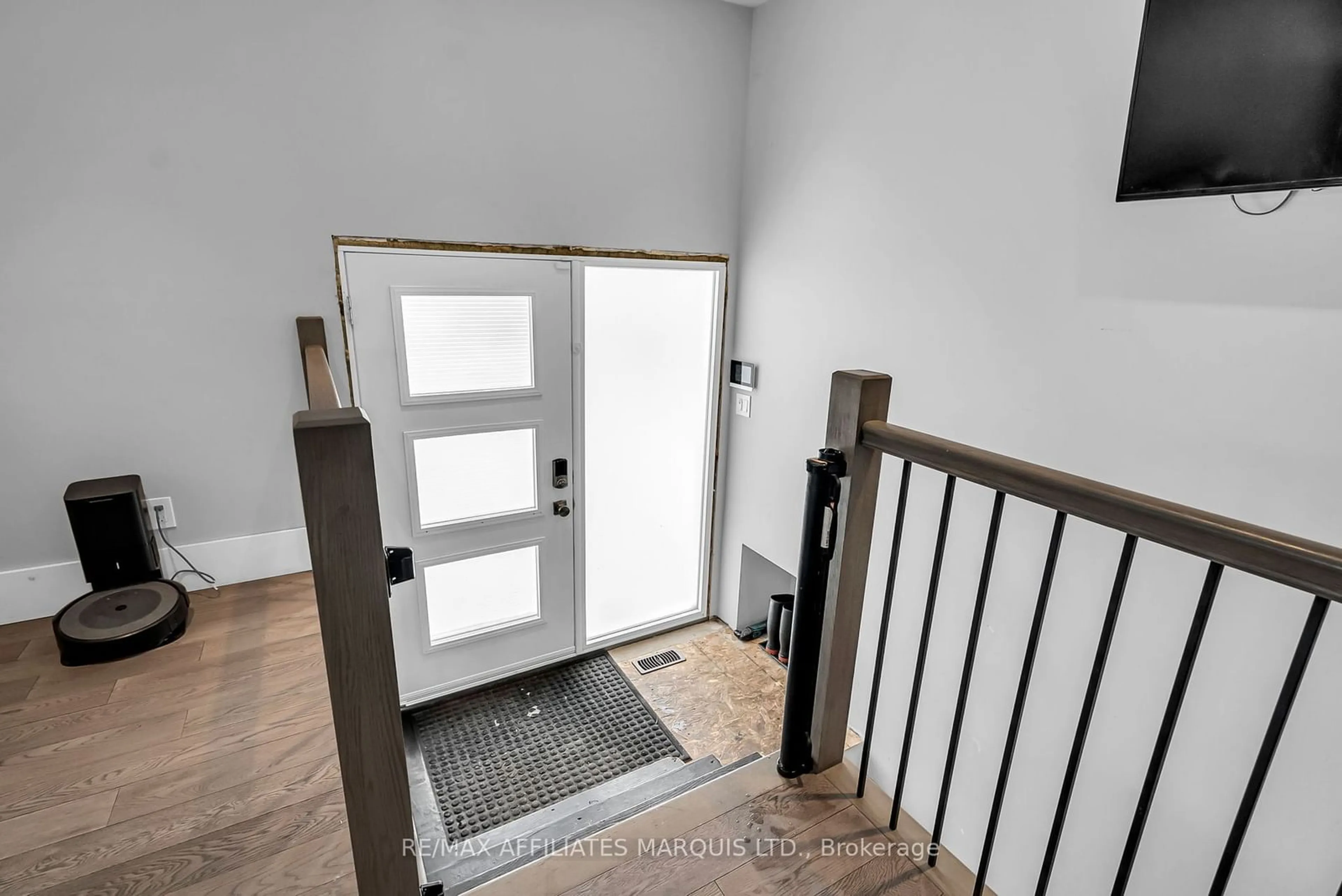 Indoor entryway for 296 Meadowvale Cres, Cornwall Ontario K6J 5H9