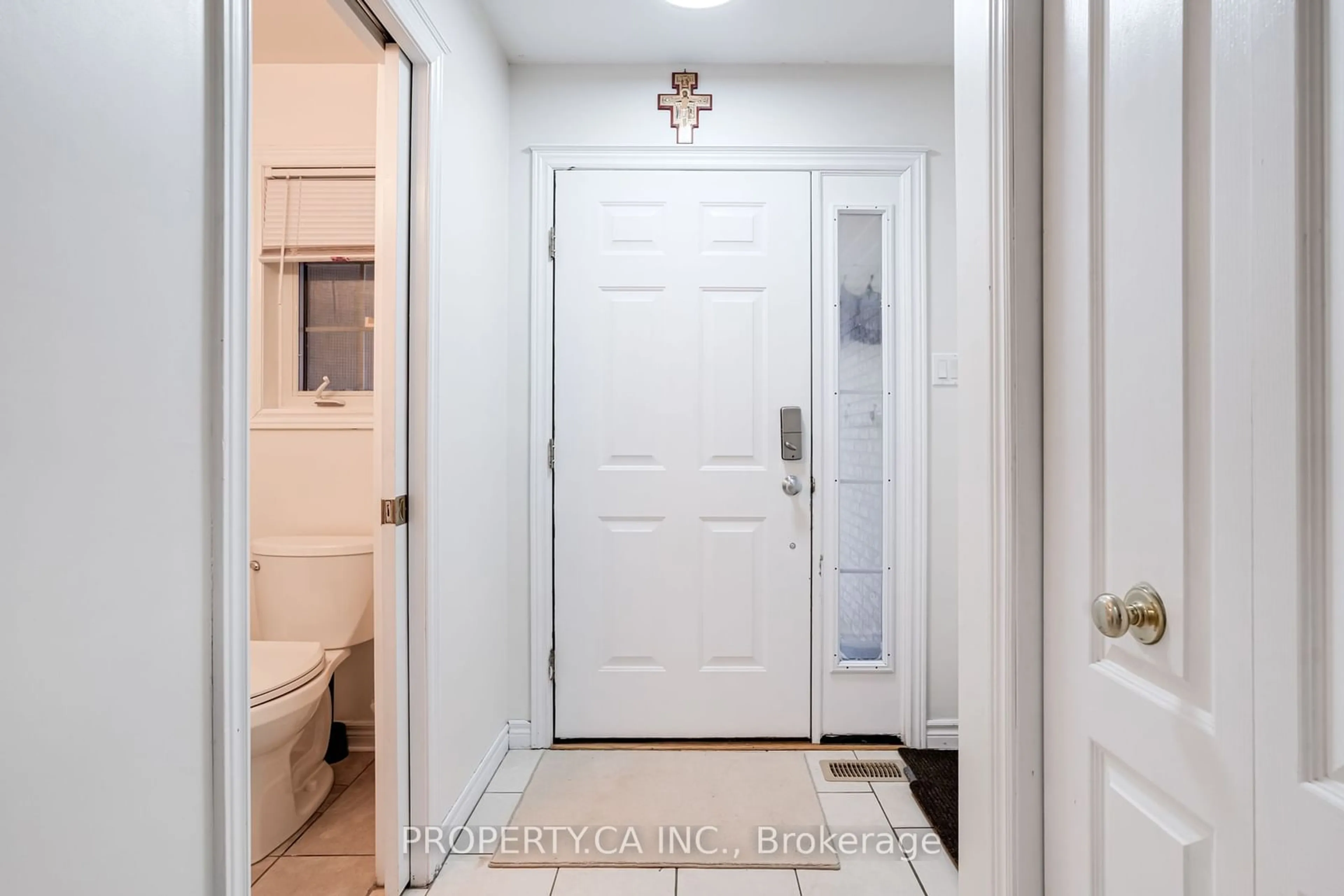 Indoor entryway for 4396 Christopher Crt, Lincoln Ontario L0R 1B5