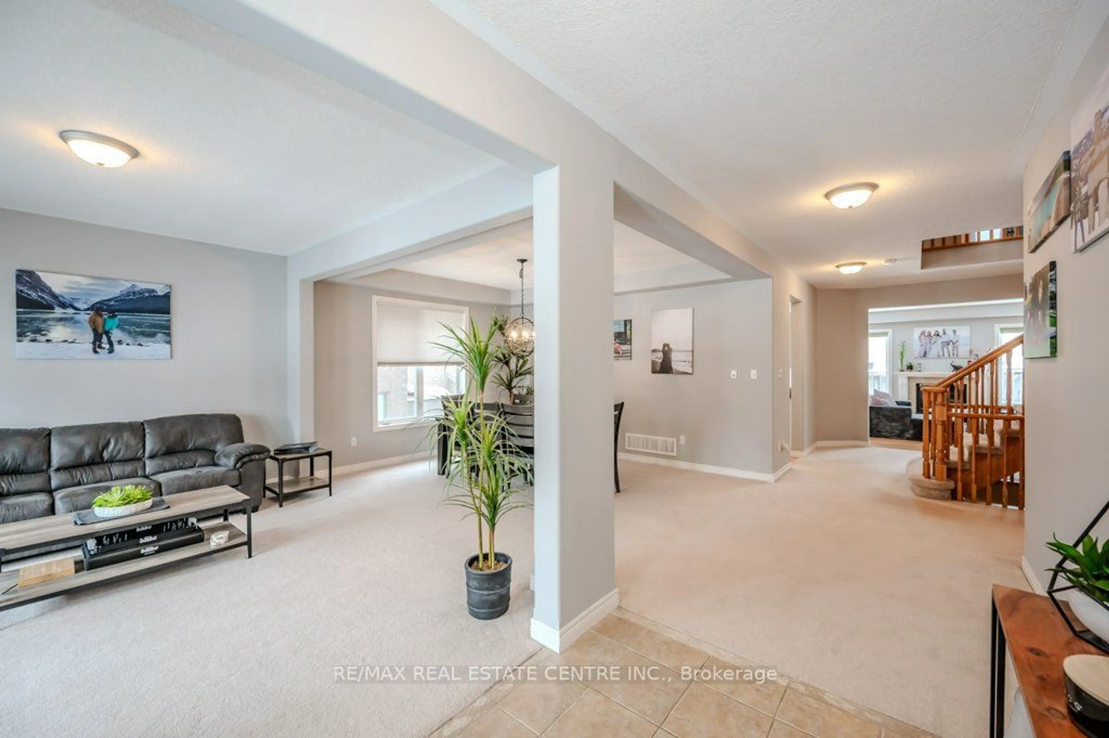 Indoor foyer for 127 Janine St, Kitchener Ontario N2A 4M2