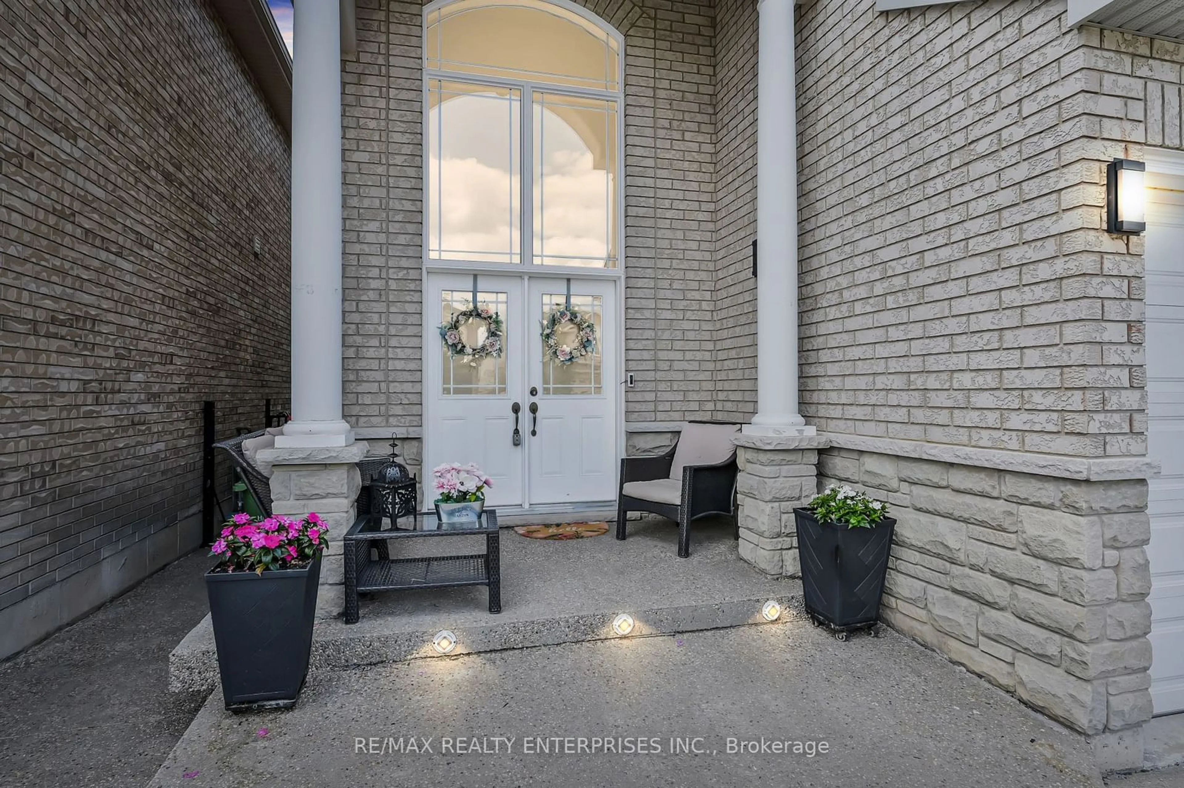 Indoor entryway for 130 Chartwell Circ, Hamilton Ontario L9A 0C4