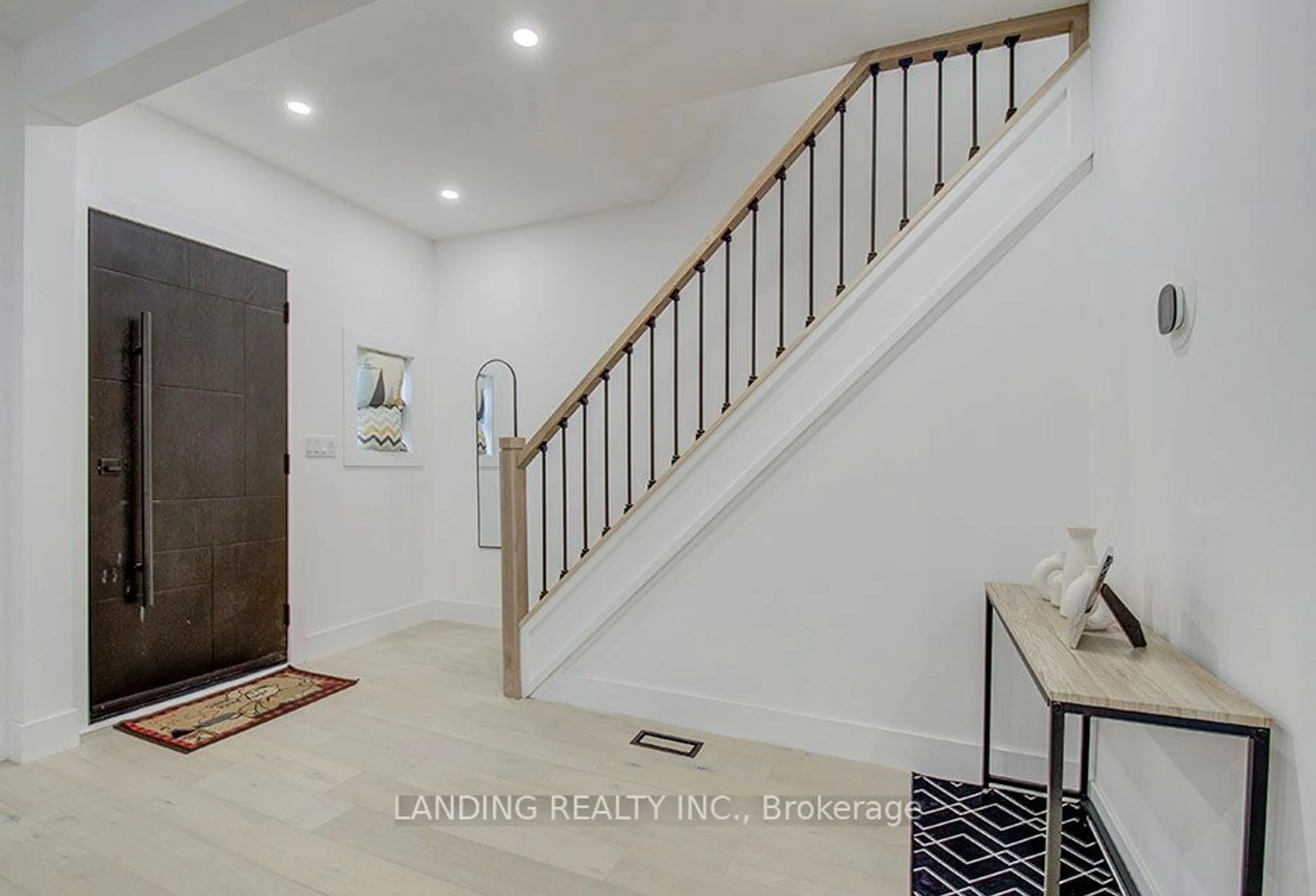 Indoor entryway for 48 Sanford Ave, Hamilton Ontario L8M 2G6