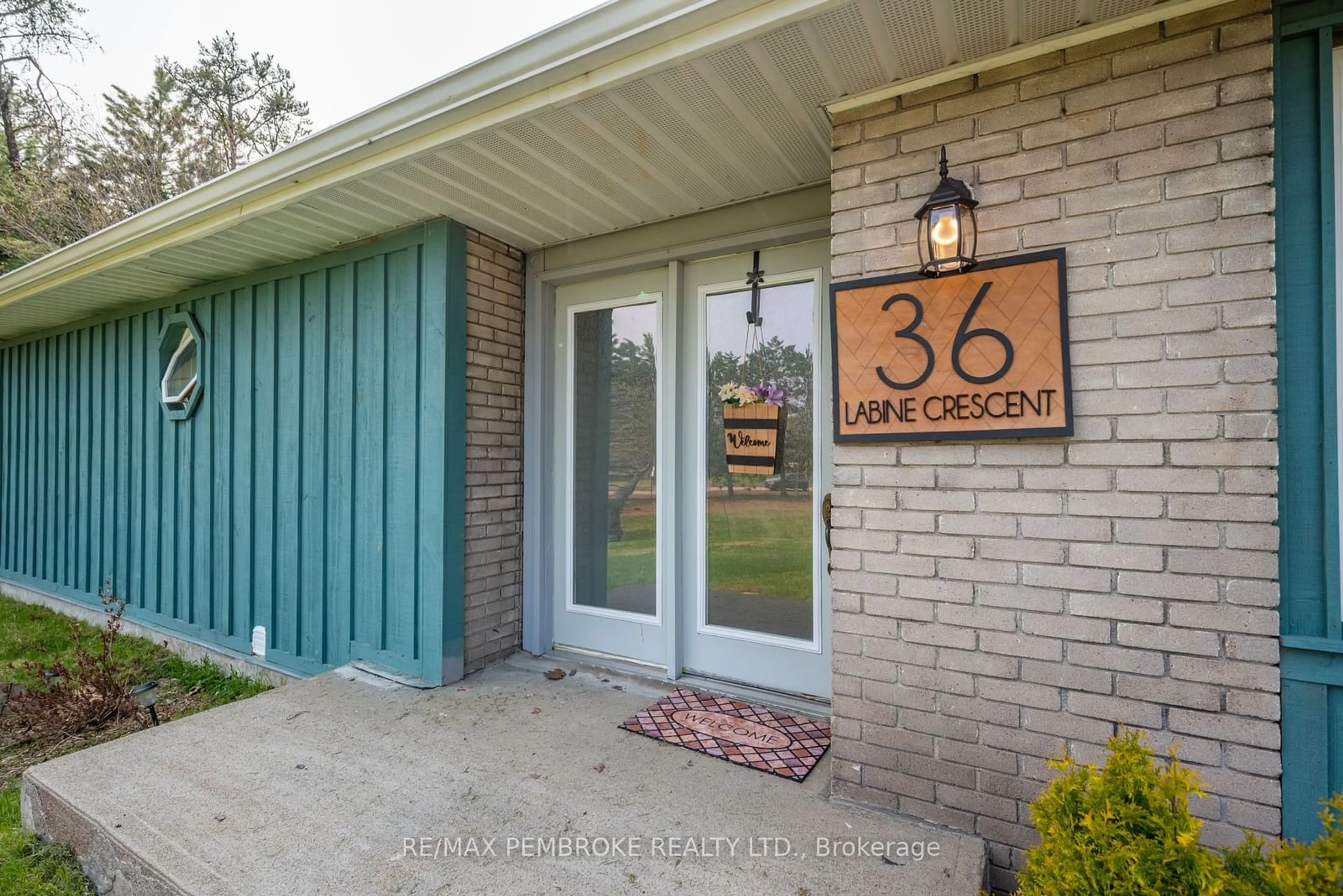 Indoor entryway for 36 Labine Cres, Petawawa Ontario K8H 2J2