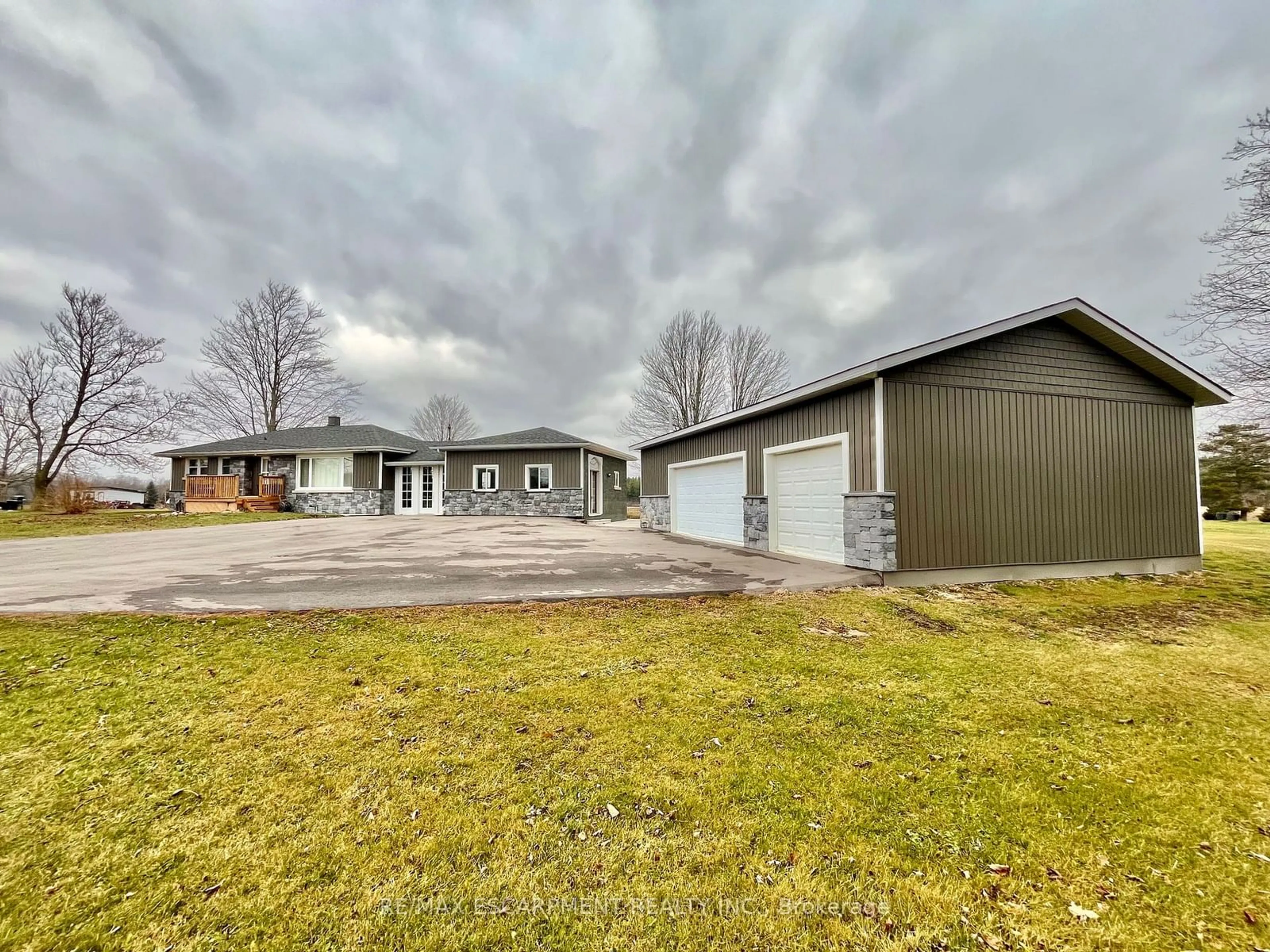 A pic from outside/outdoor area/front of a property/back of a property/a pic from drone, street for 7167 Rainham Rd, Haldimand Ontario N1A 2W8