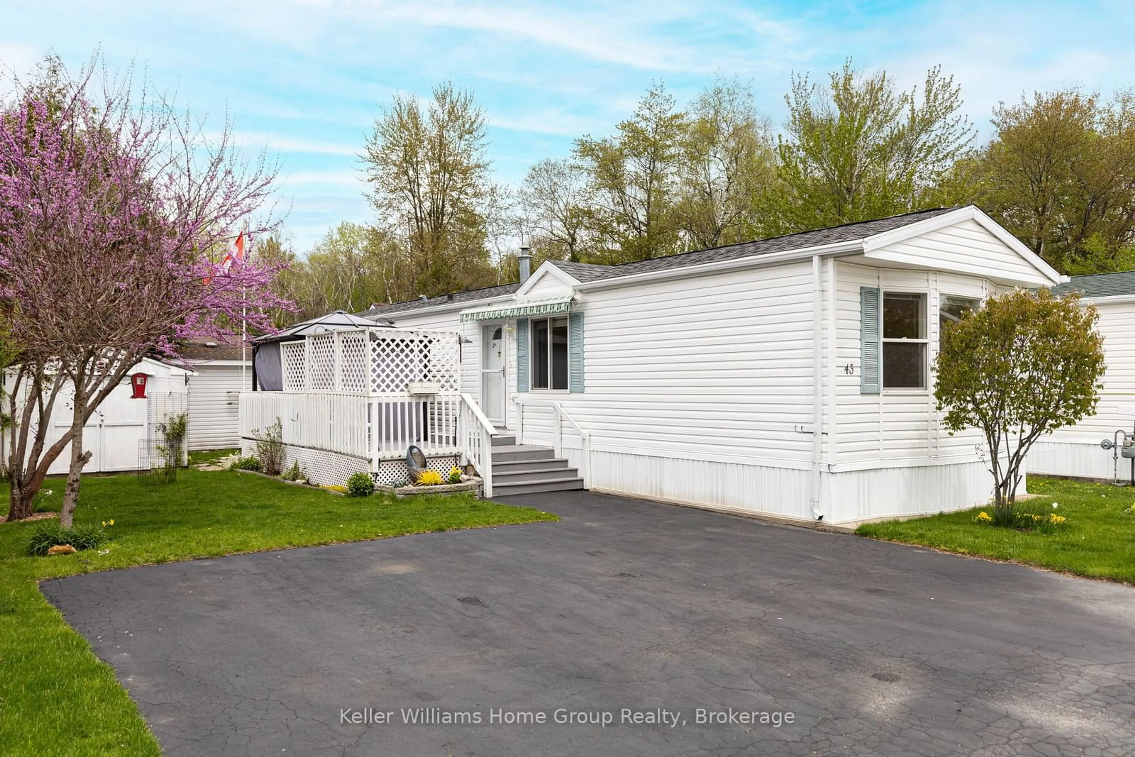 Home with vinyl exterior material, water/lake/river/ocean view for 43 Water St, Puslinch Ontario N0B 2J0