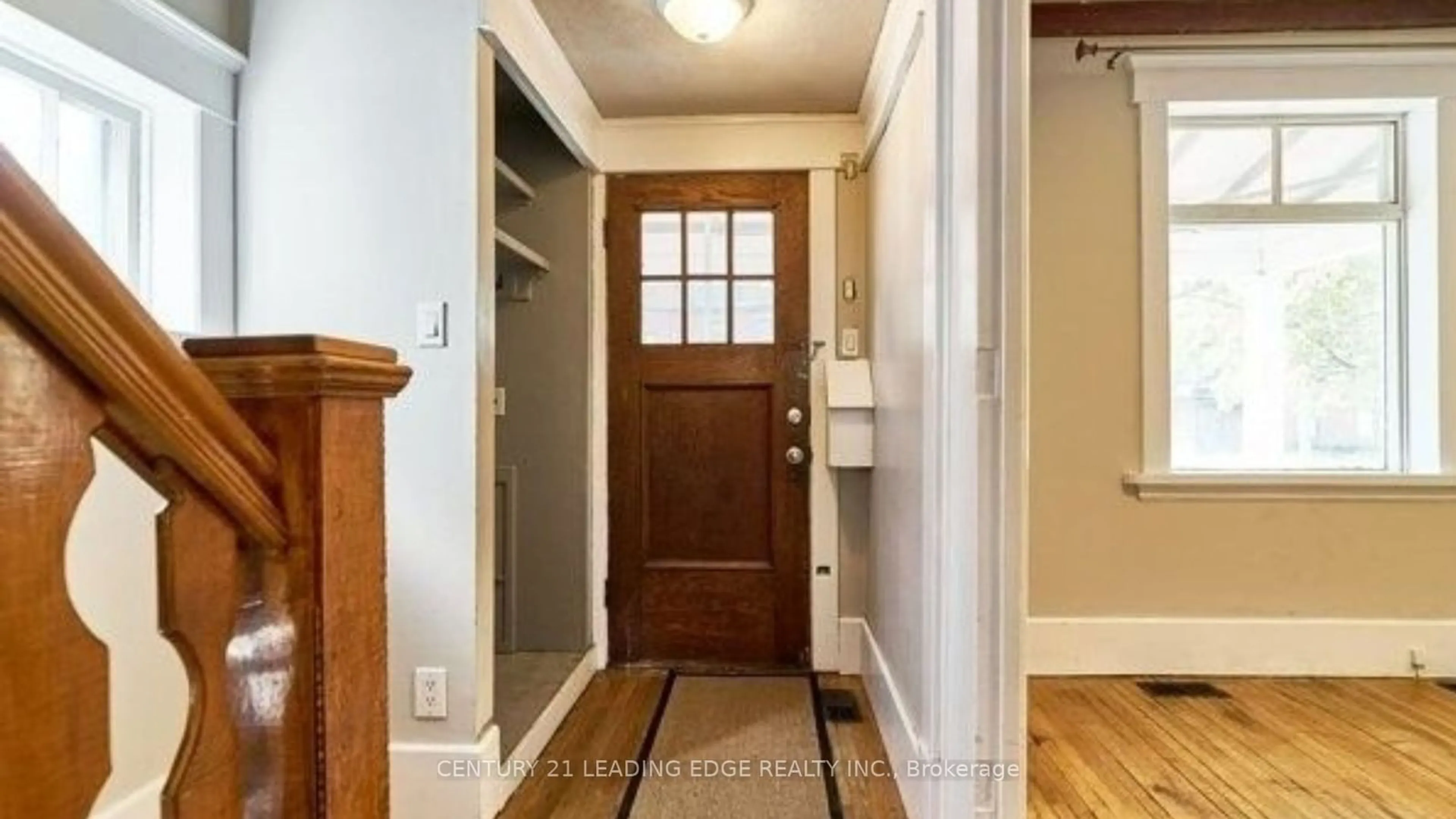 Indoor entryway for 750 George St, Peterborough Ontario K9H 3T3