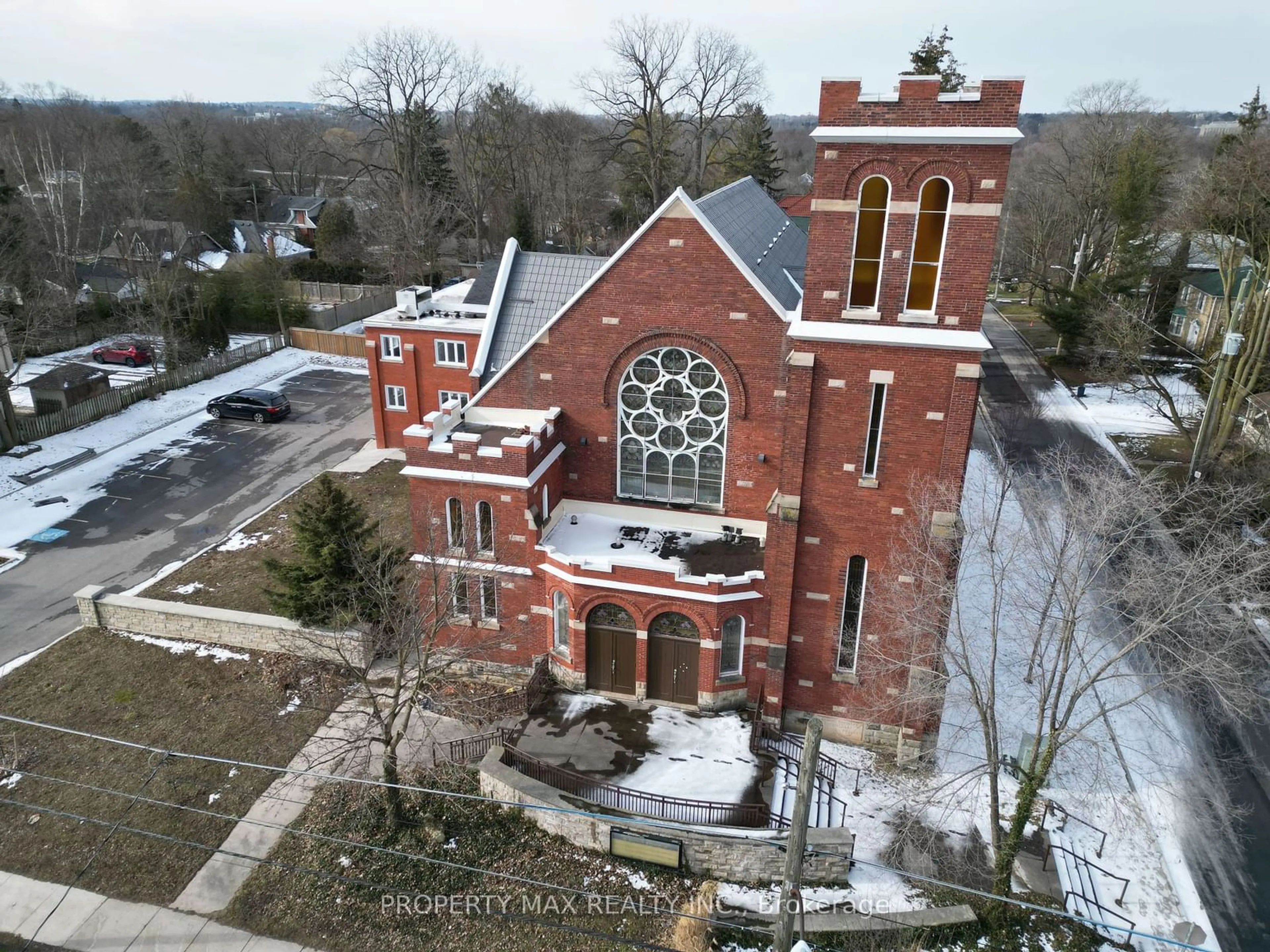 A pic from outside/outdoor area/front of a property/back of a property/a pic from drone, building for 1061 Richmond St, London Ontario N6A 3J7