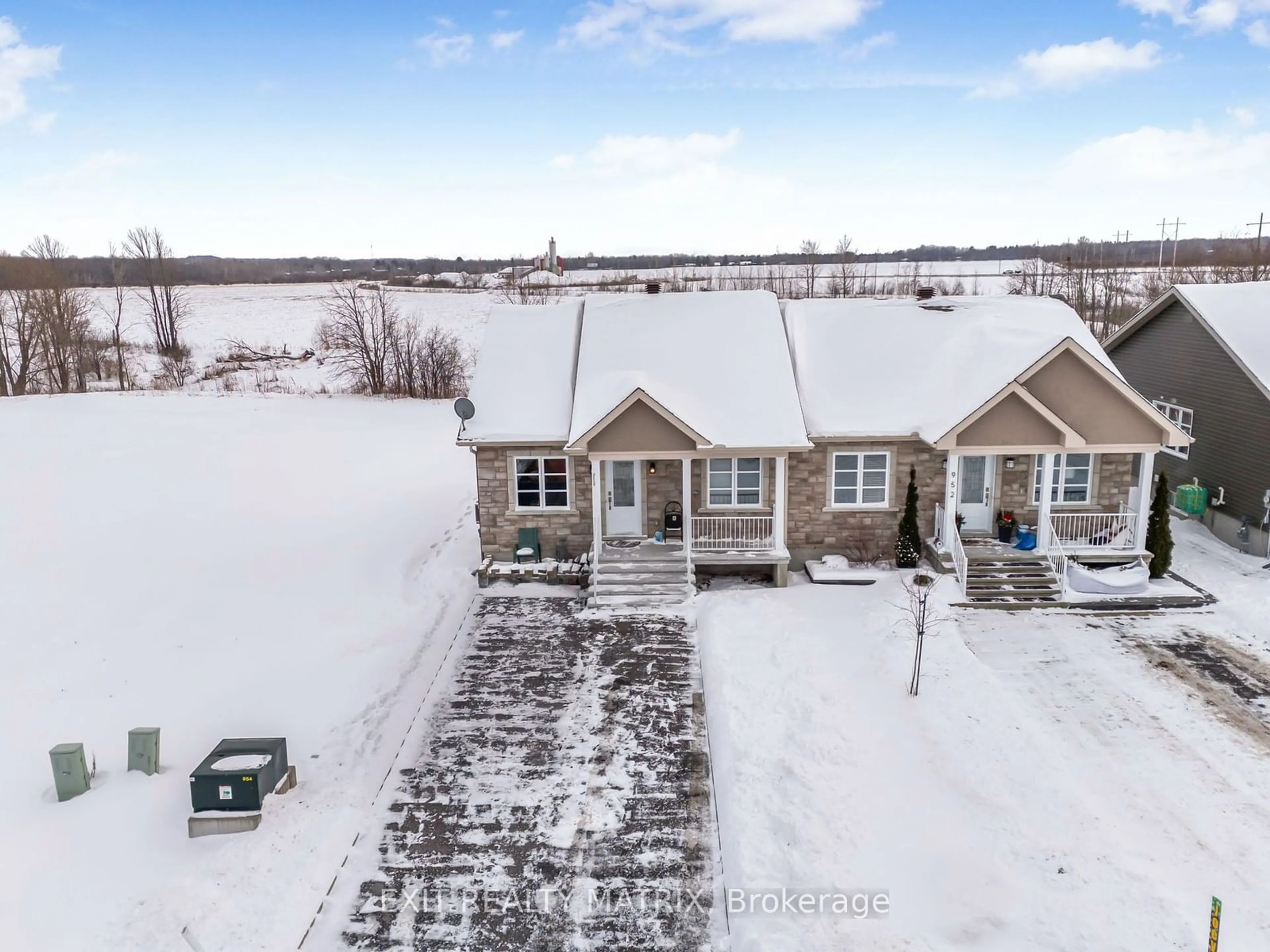 A pic from outside/outdoor area/front of a property/back of a property/a pic from drone, unknown for 950 Roch St, Hawkesbury Ontario K6A 3V9