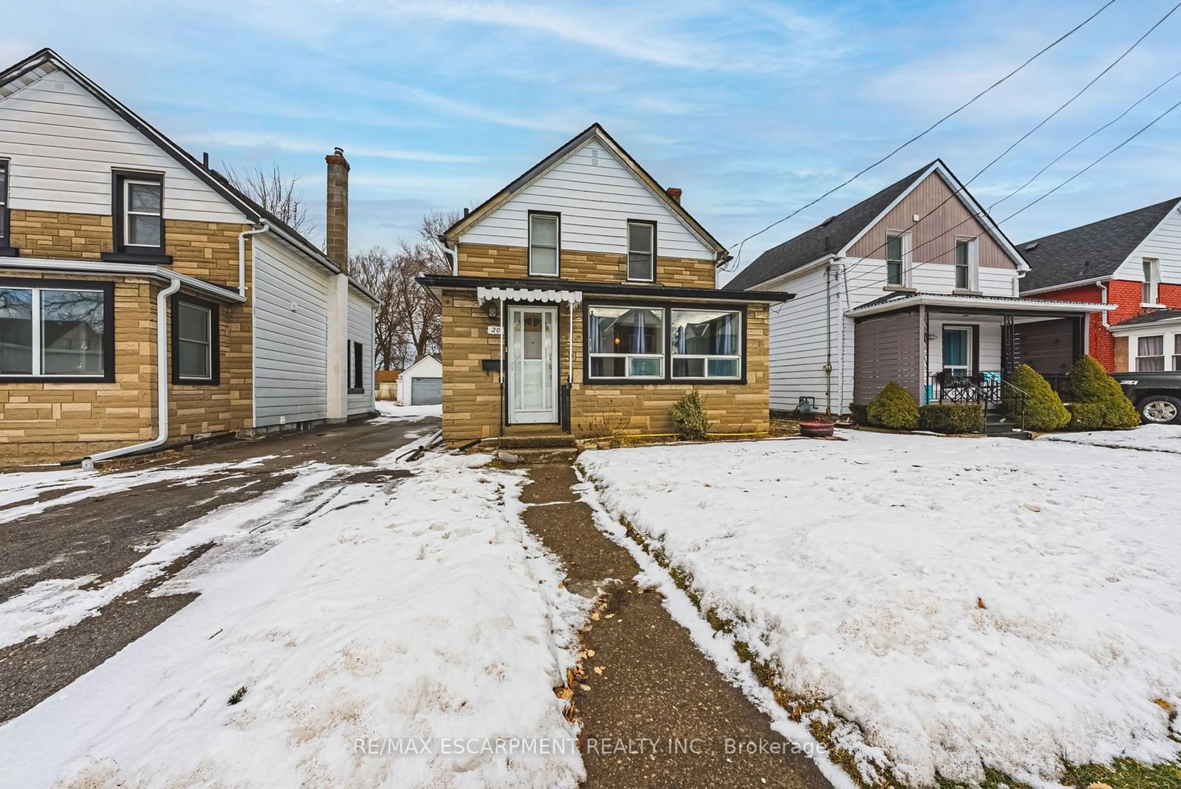 A pic from outside/outdoor area/front of a property/back of a property/a pic from drone, street for 20 York St, Welland Ontario L3B 4A6