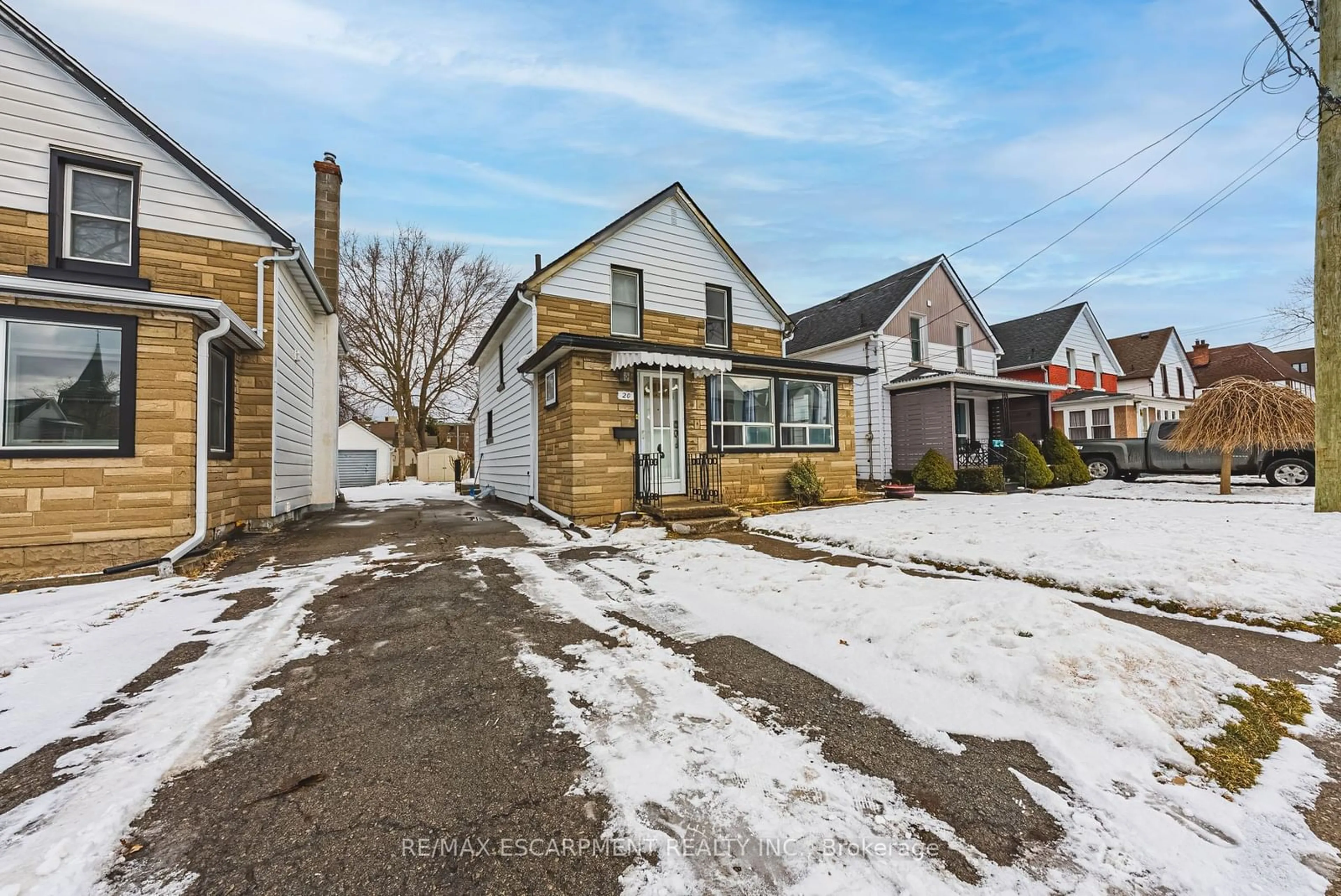 Home with brick exterior material, street for 20 York St, Welland Ontario L3B 4A6