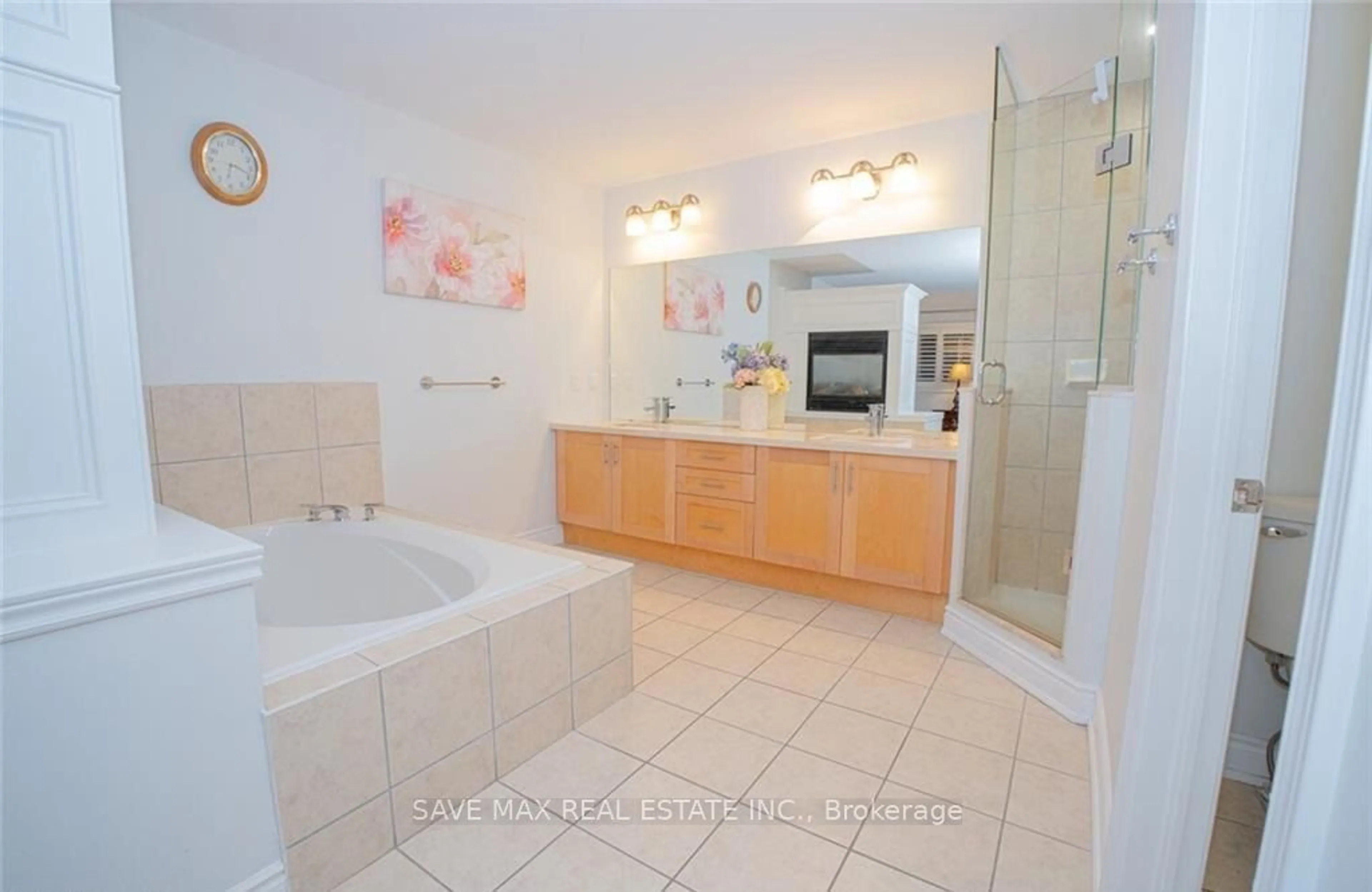 Standard bathroom, ceramic/tile floor for 50 Islandview Way, Hamilton Ontario L8E 6C1