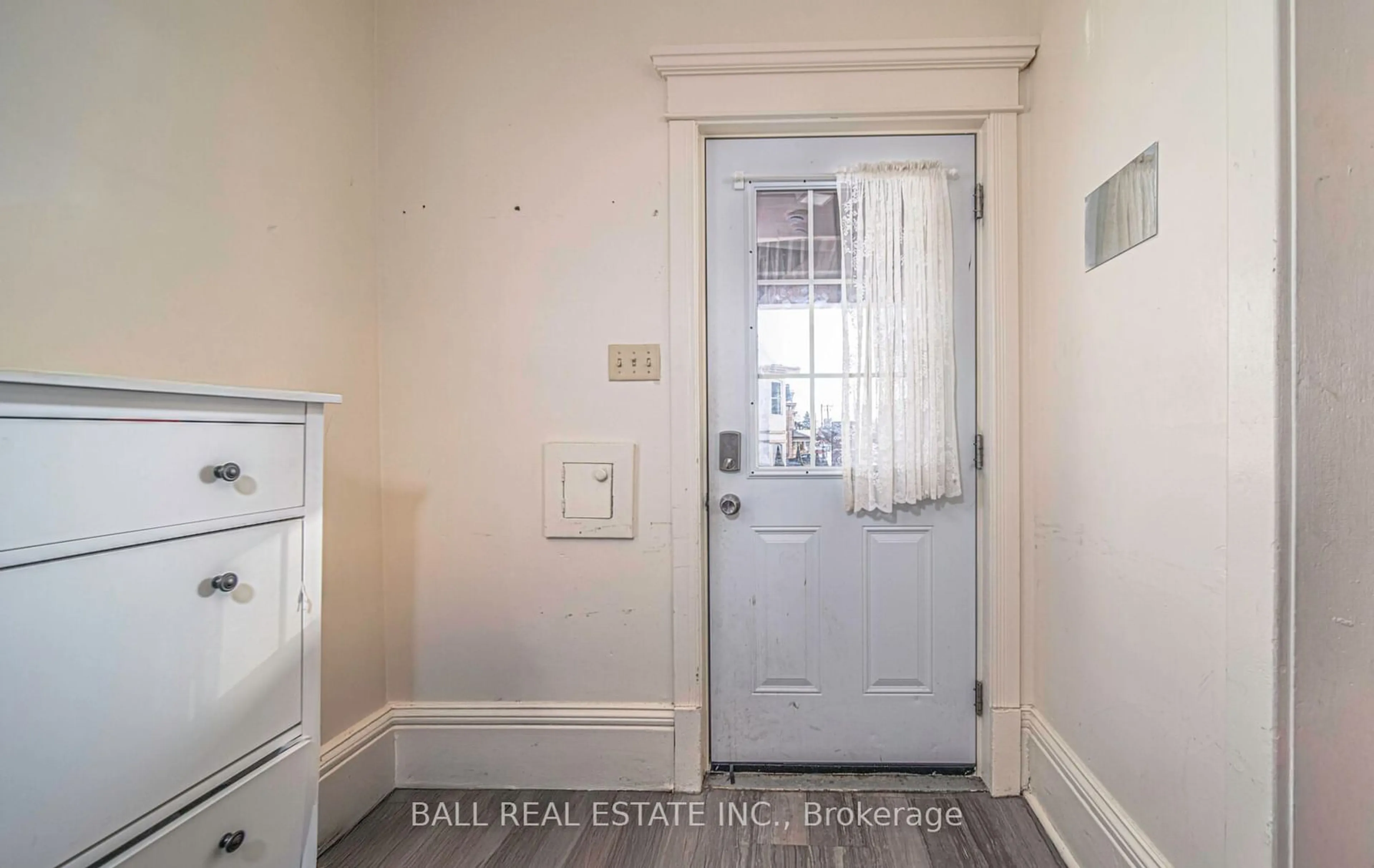 Indoor entryway for 306 Simcoe St, Peterborough Ontario K9H 2J3