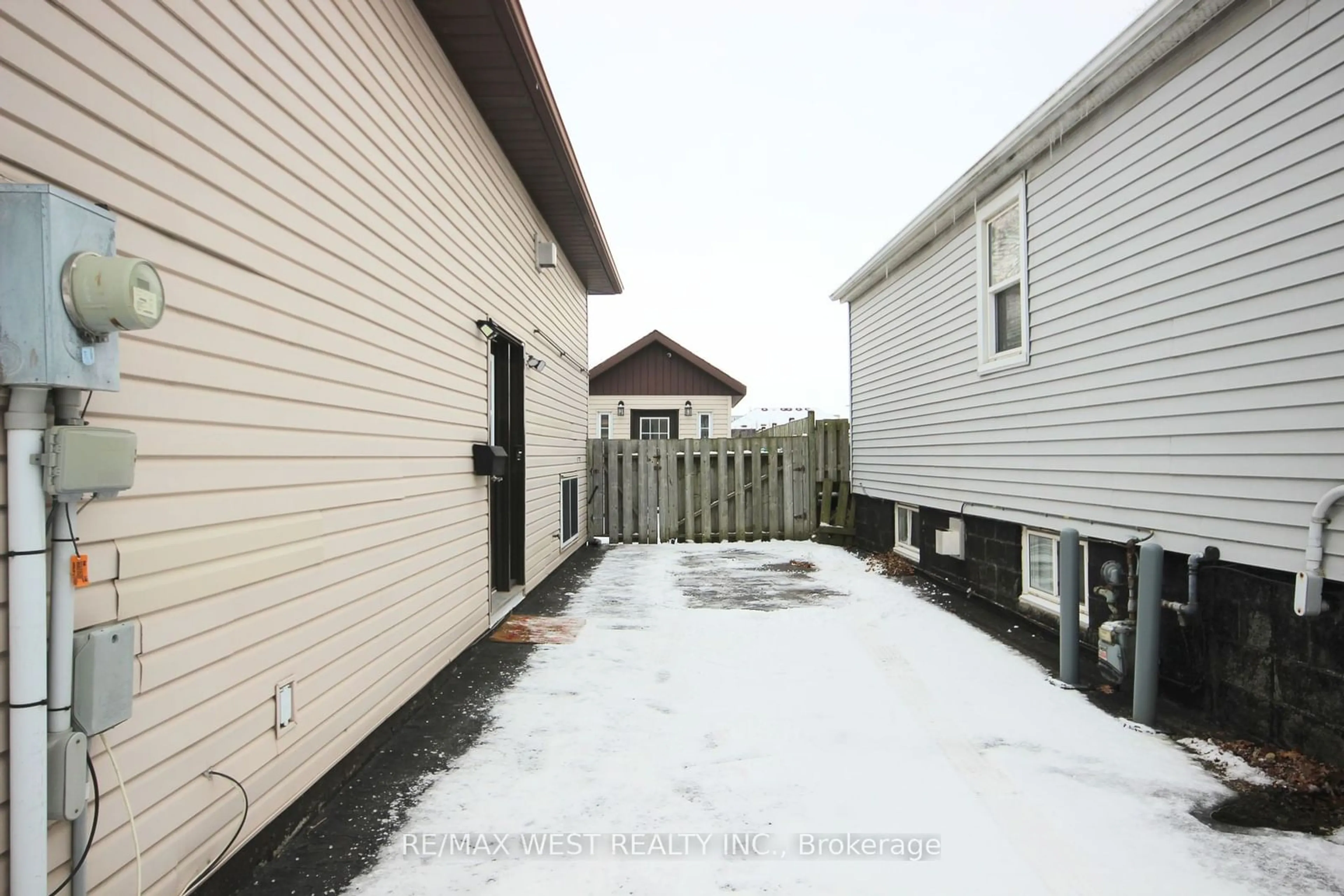 Patio, street for 10 Frances Ave, Hamilton Ontario L8E 2Y7