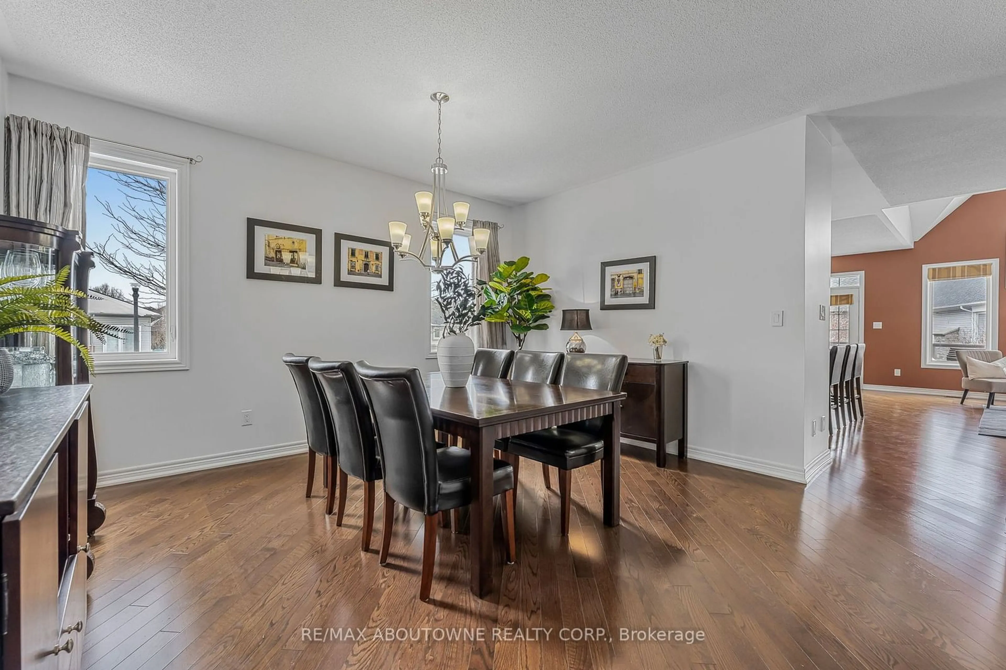 Dining room, wood/laminate floor for 4 Galloway Tr, Welland Ontario L3B 6G5