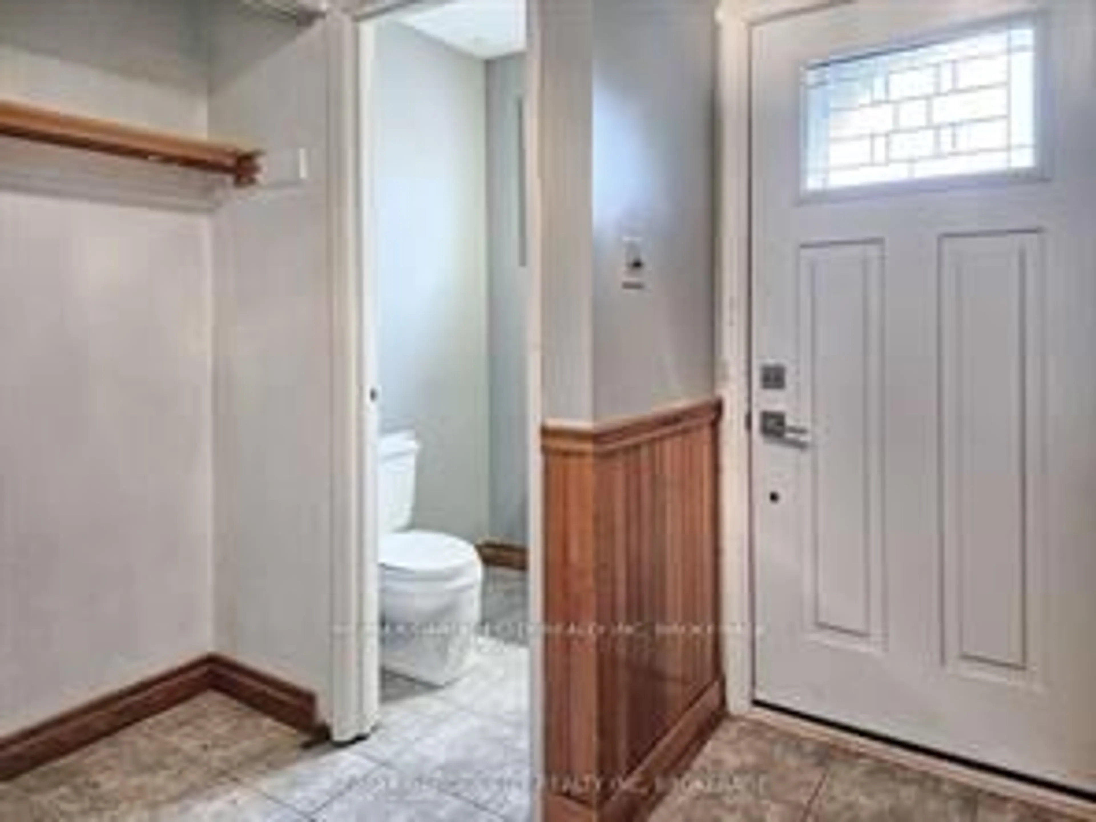 Indoor entryway for 125 Livingston Ave #3, Grimsby Ontario L3M 4S5