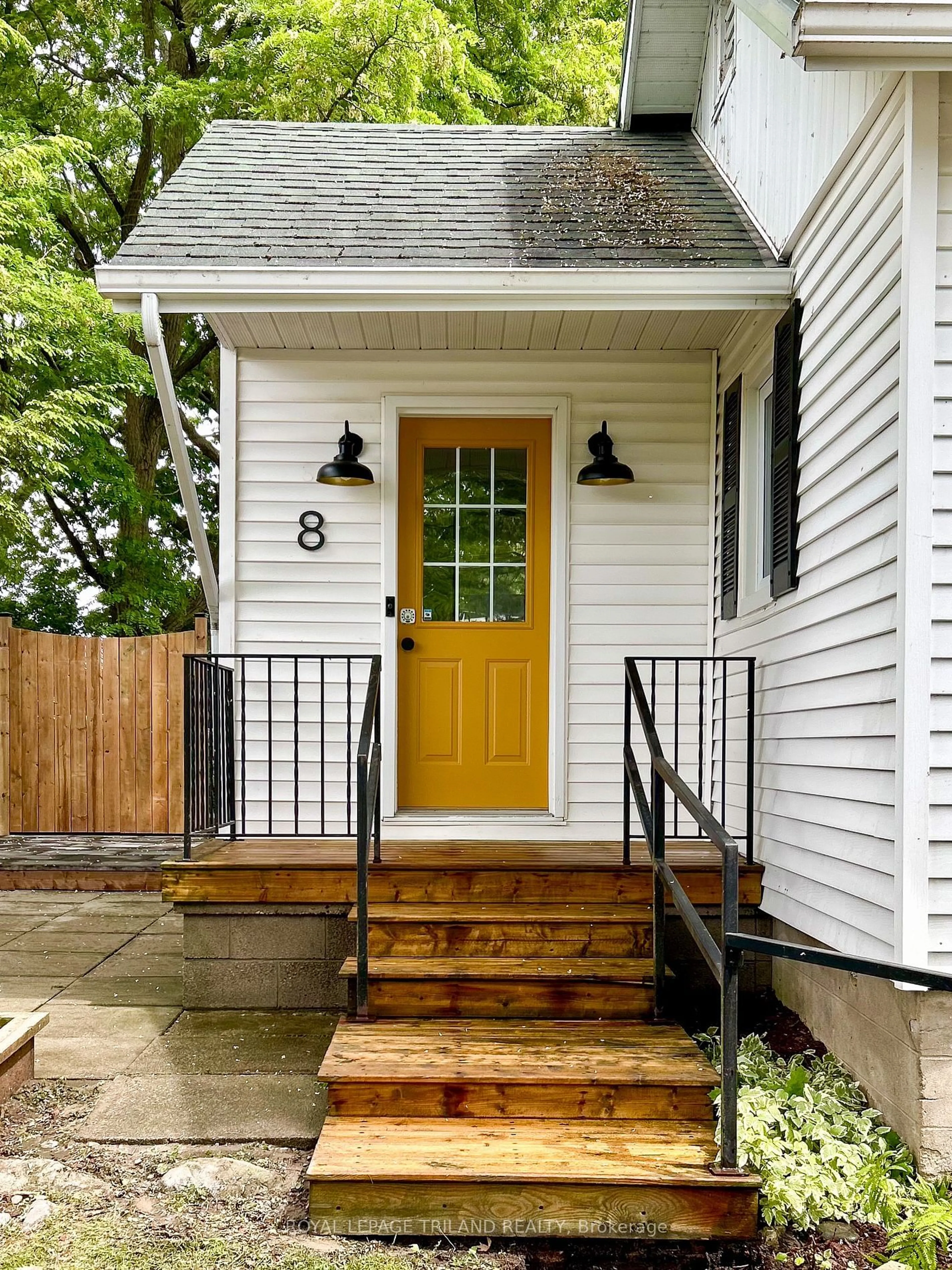 Indoor entryway for 8 Eilber Rd, Lambton Shores Ontario N0M 1T0