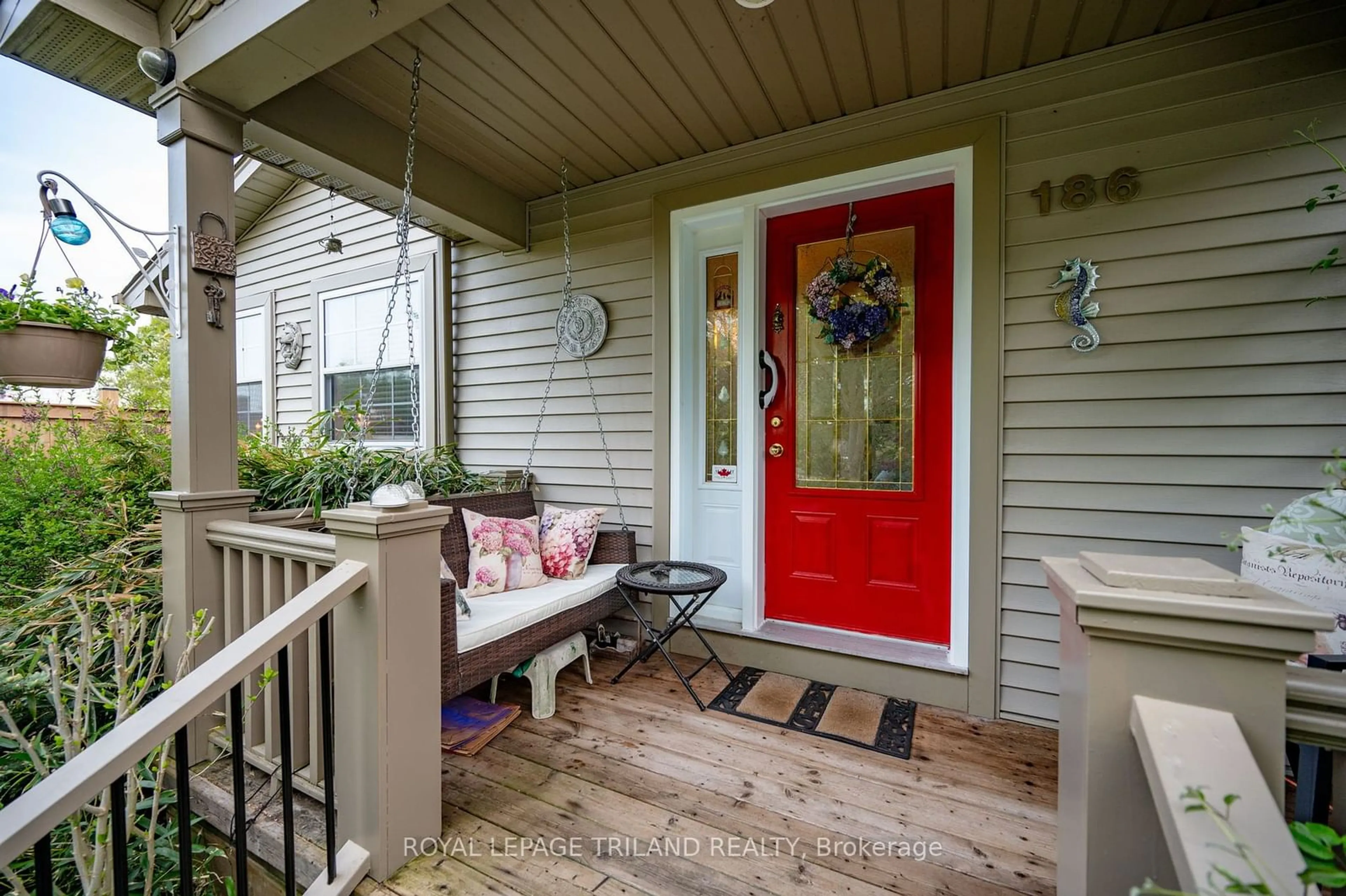 Indoor entryway for 186 Charles St, Central Elgin Ontario N5L 1H1