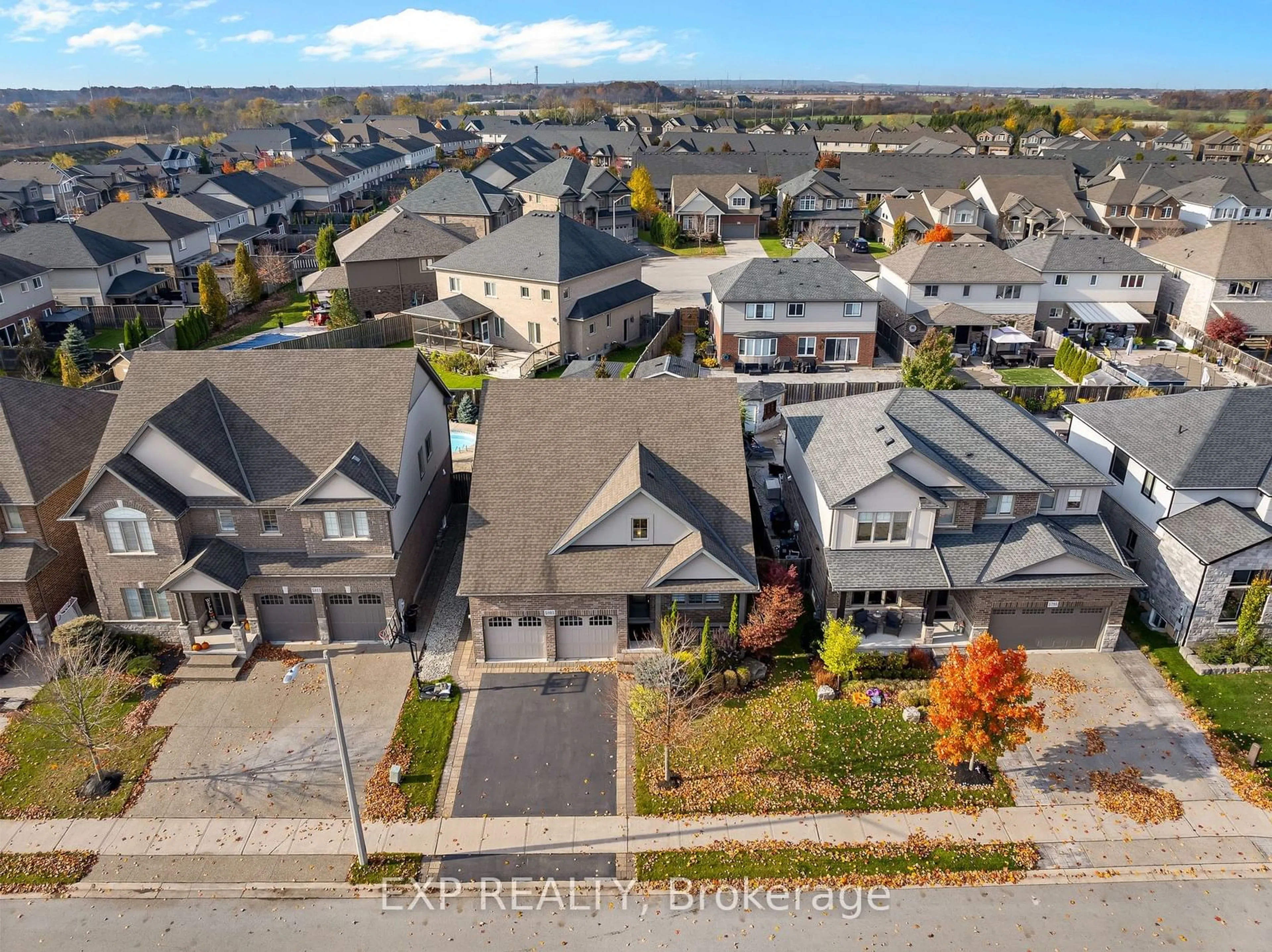 A pic from outside/outdoor area/front of a property/back of a property/a pic from drone, street for 5803 Fiddlehead Lane, Niagara Falls Ontario L2H 0E9