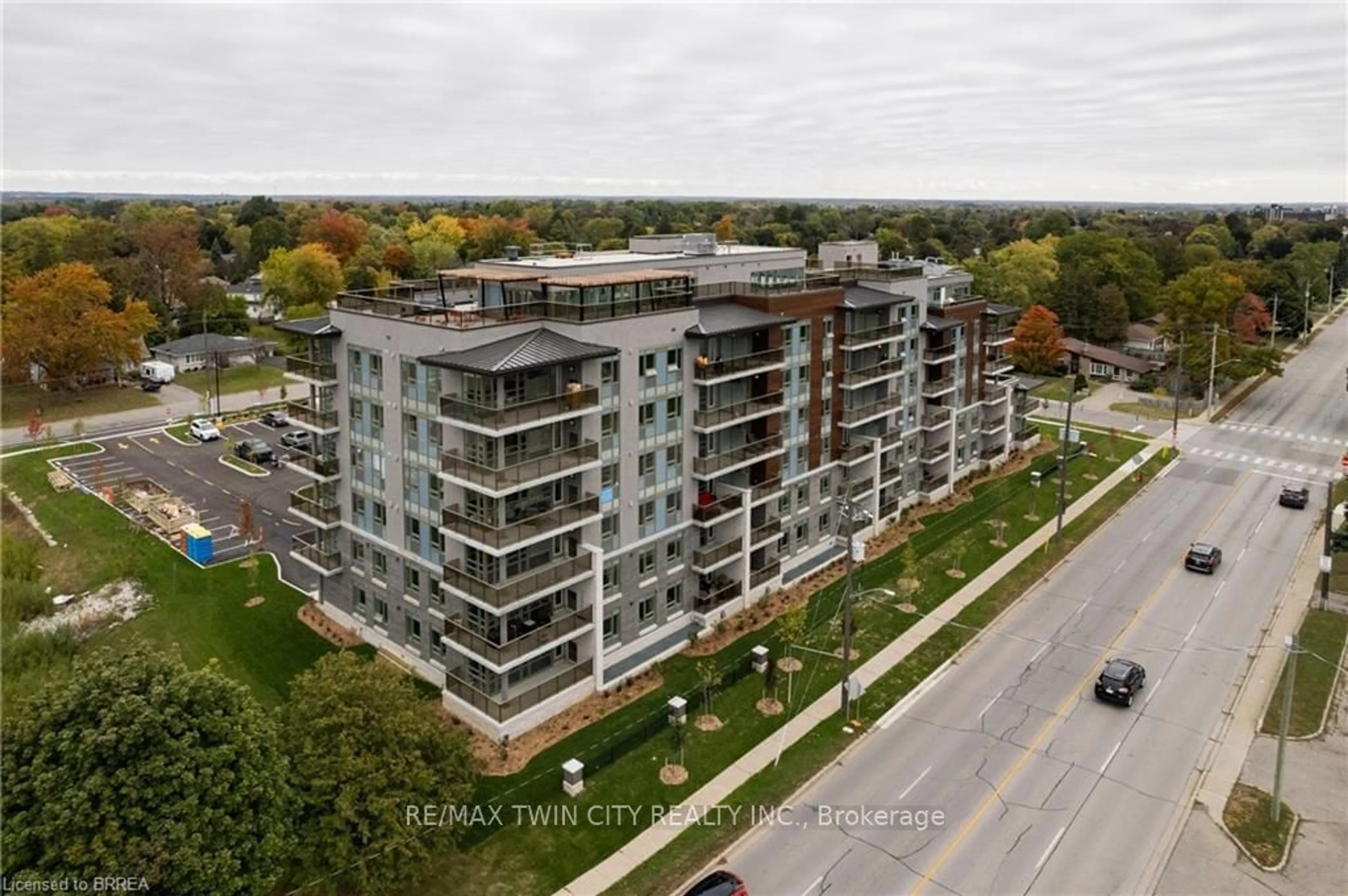 A pic from outside/outdoor area/front of a property/back of a property/a pic from drone, building for 34 NORMAN St #304, Brantford Ontario N3R 2Y1