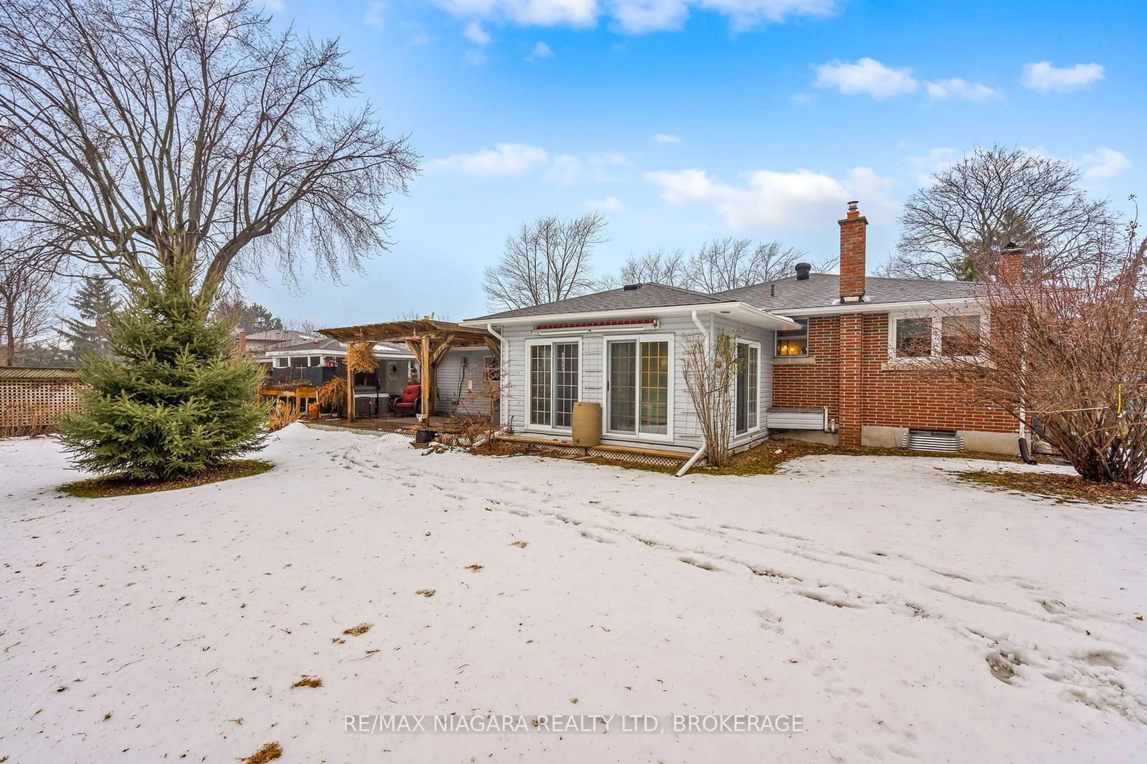 A pic from outside/outdoor area/front of a property/back of a property/a pic from drone, street for 8 HENRY St, Niagara-on-the-Lake Ontario L0S 1J0