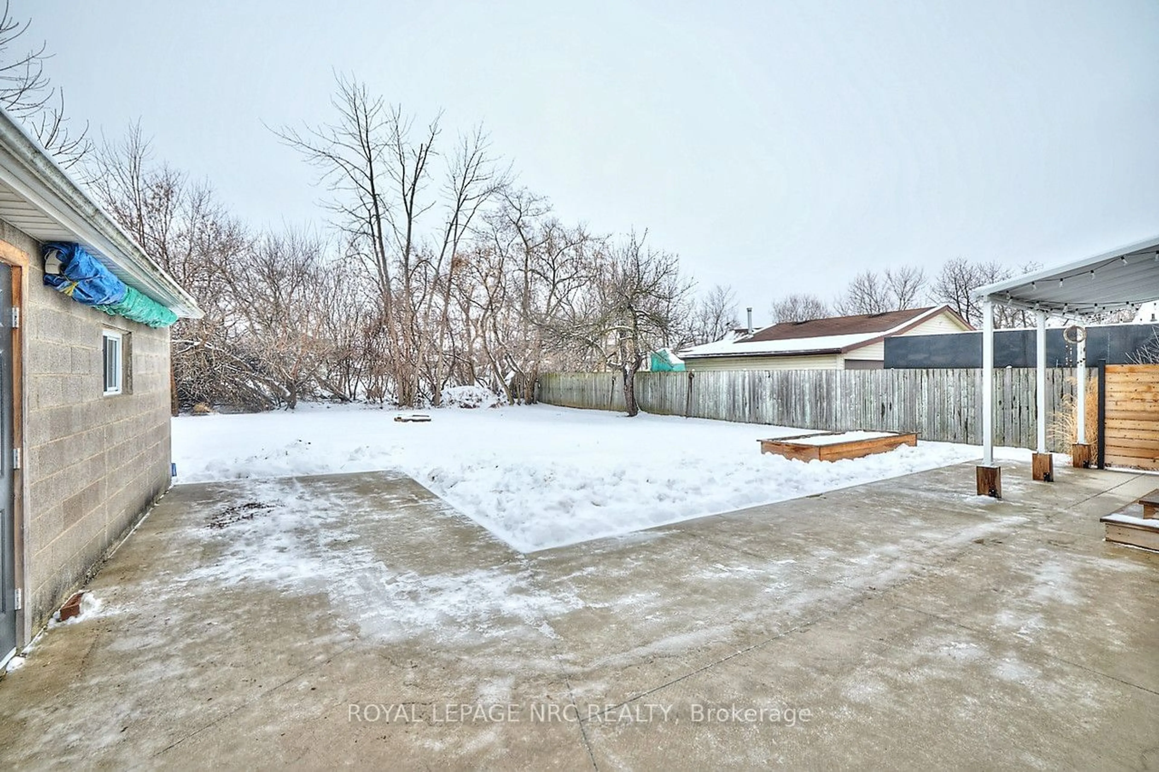 A pic from outside/outdoor area/front of a property/back of a property/a pic from drone, street for 43 Cunningham St, Thorold Ontario L2V 3K9