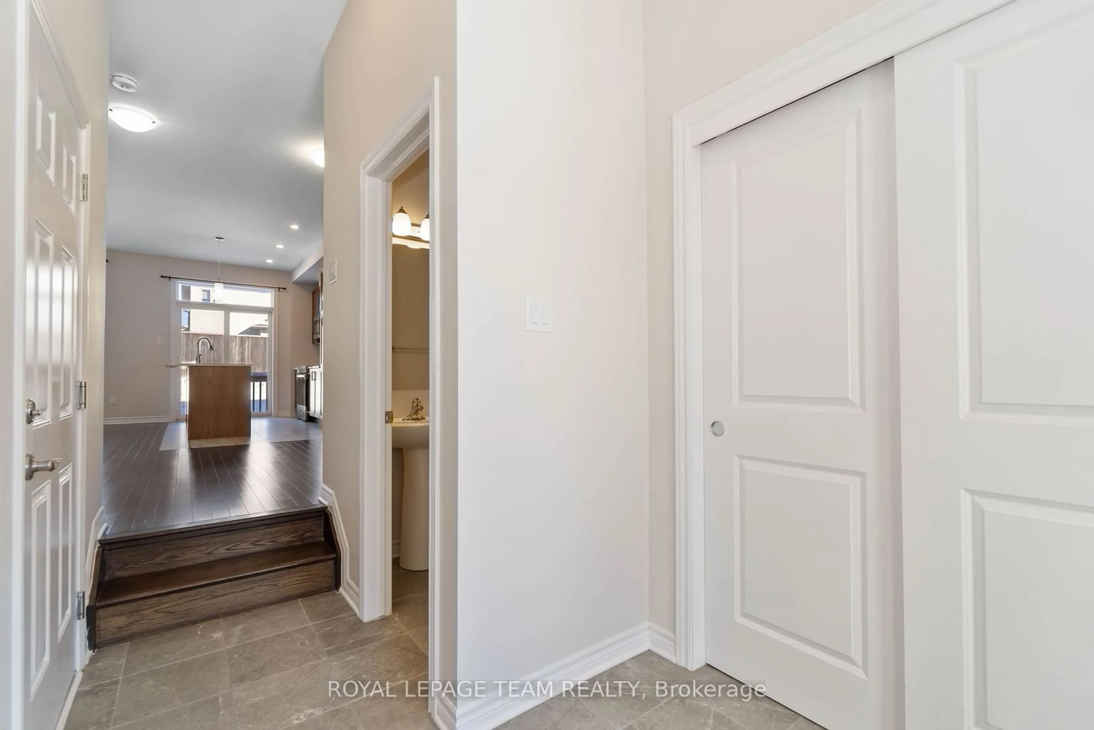 Indoor entryway for 524 Enclave Lane, Clarence-Rockland Ontario K4K 0M8