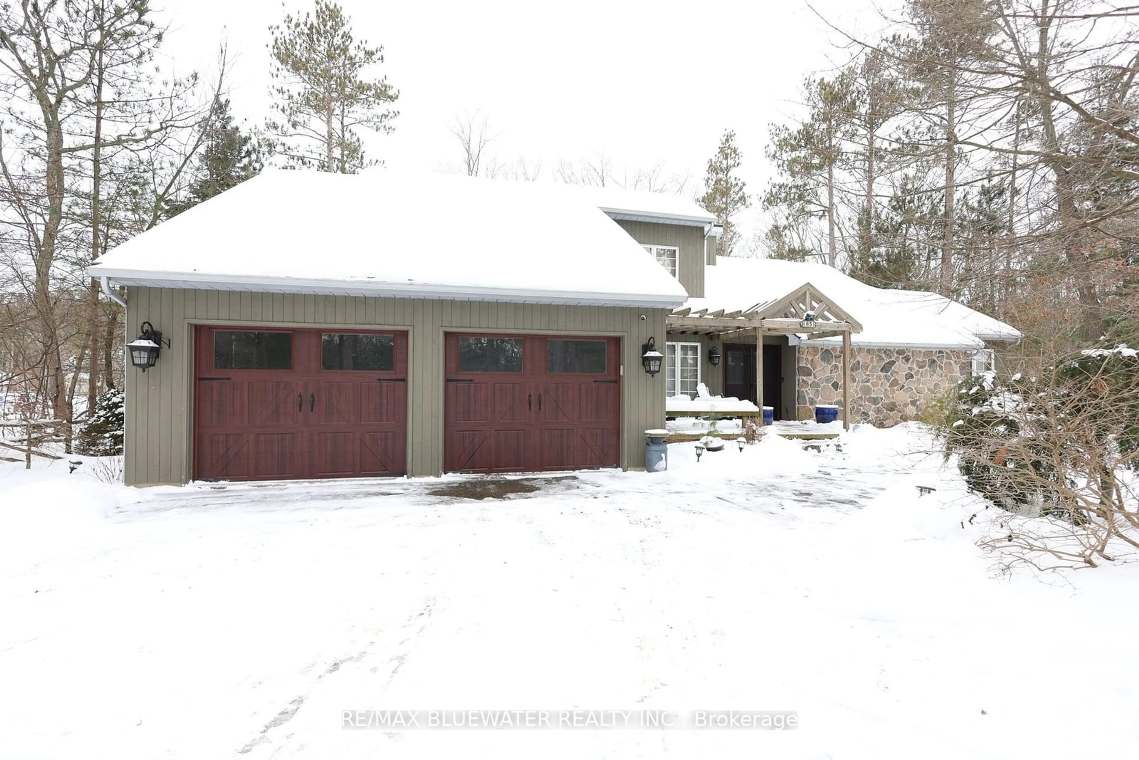 Indoor garage for 10441 Pinetree Dr, Lambton Shores Ontario N0M 1T0