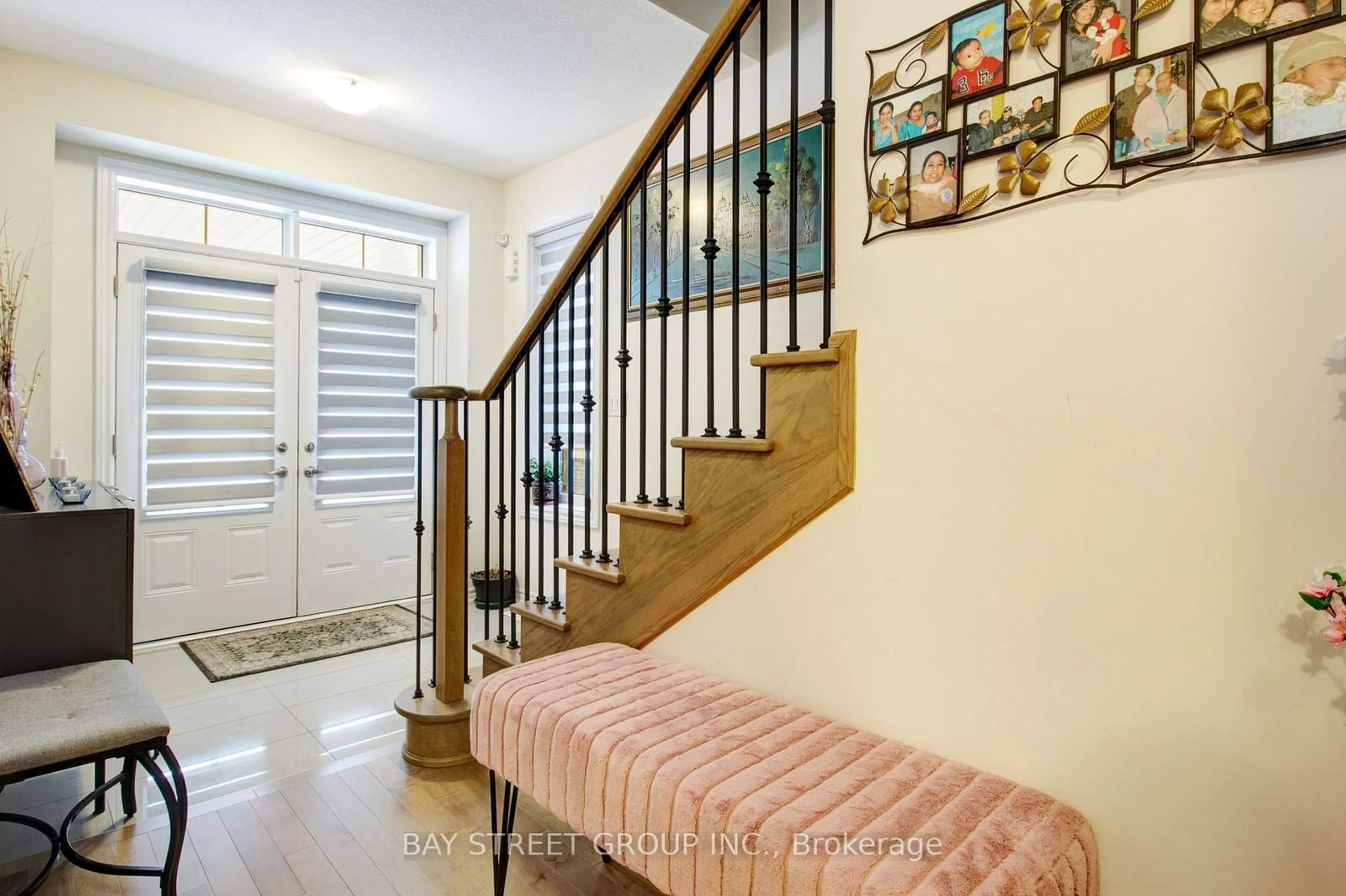 Indoor entryway for 14 Oaktree Dr, Haldimand Ontario N3W 0E6