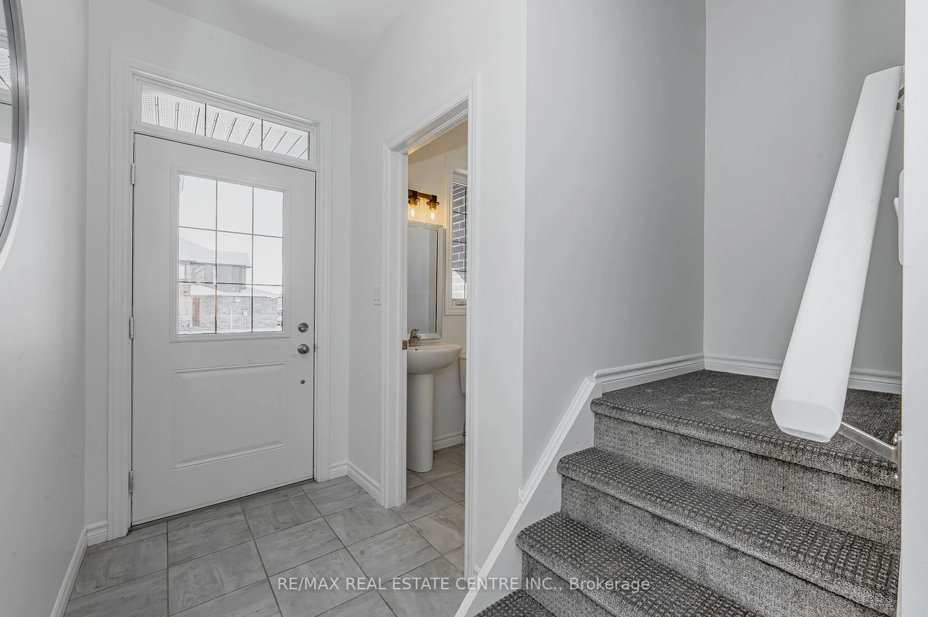 Indoor entryway for 172 Links Cres, Woodstock Ontario N4T 0L9