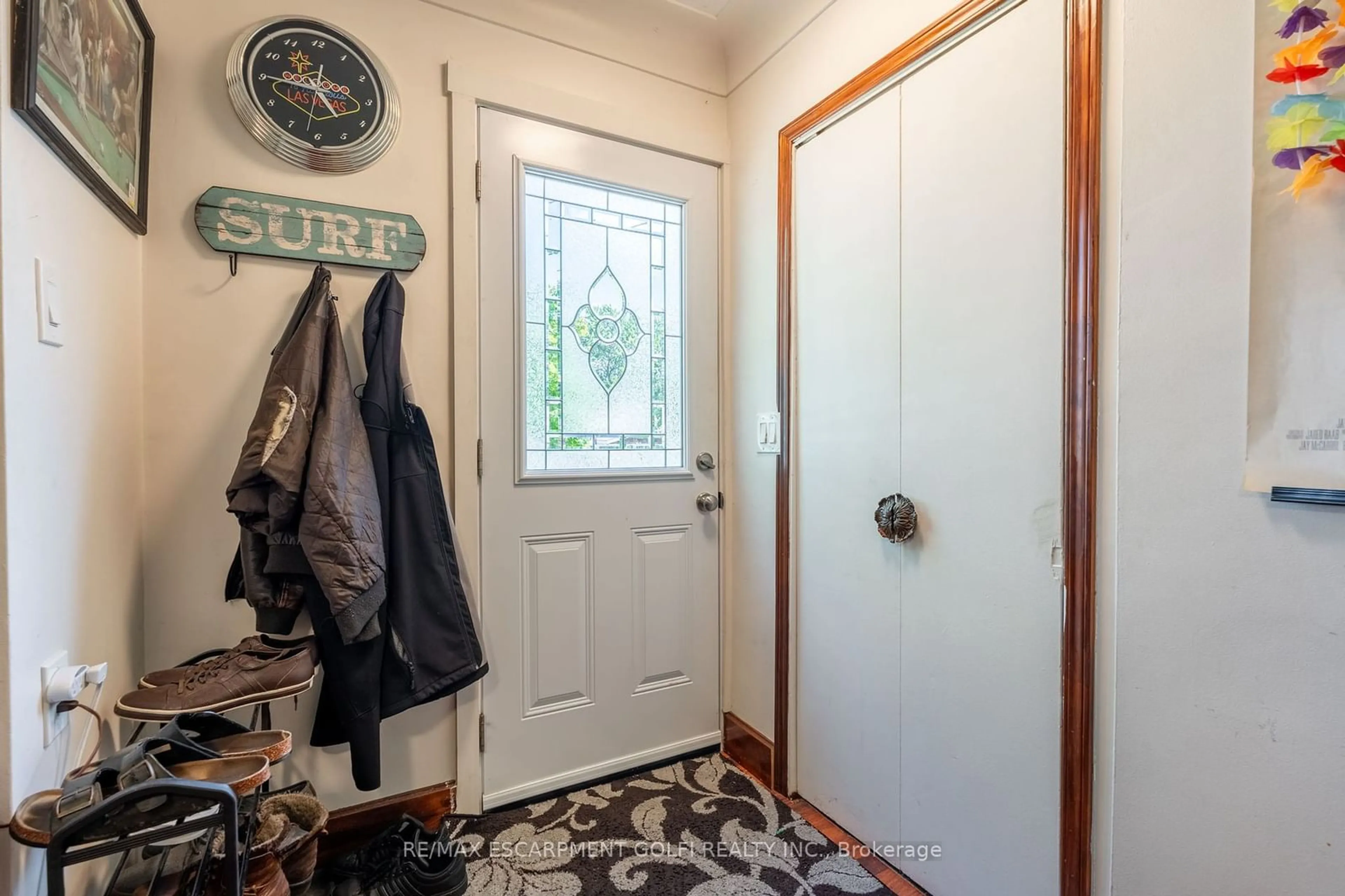 Indoor entryway for 48 Merigold St, St. Catharines Ontario L2S 2N5