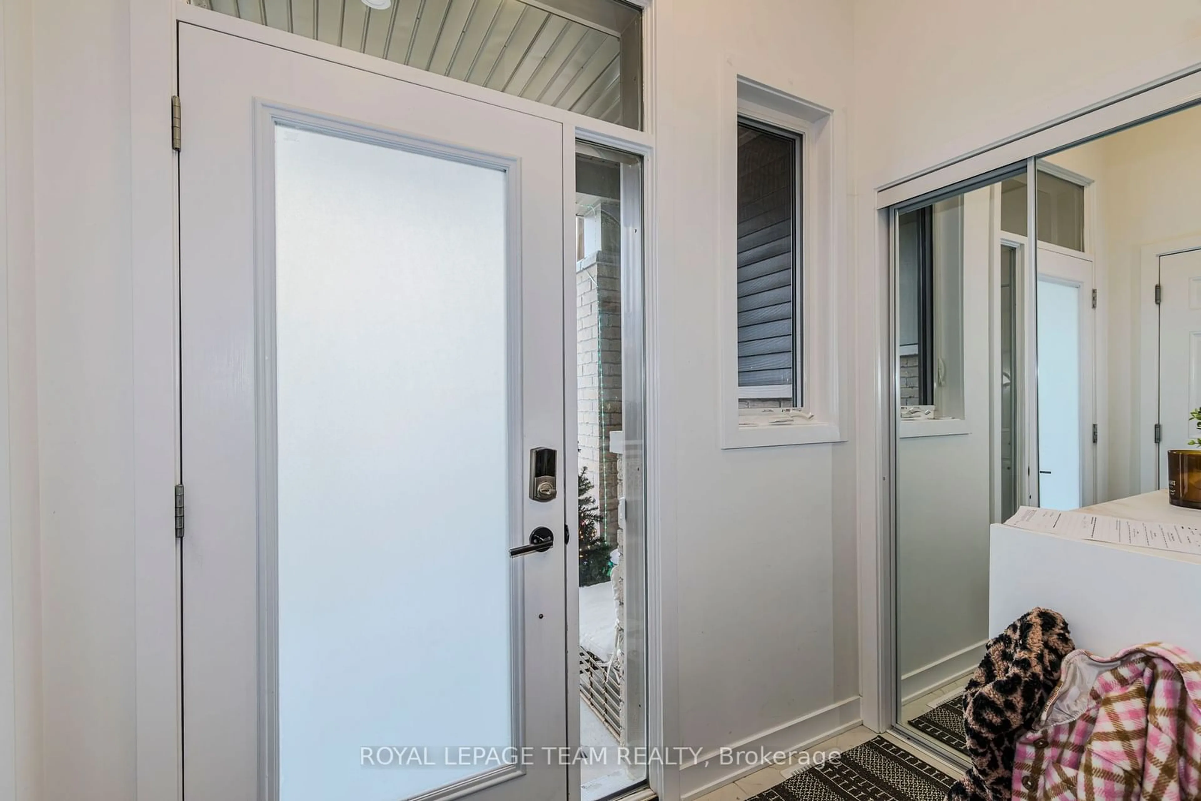 Indoor entryway for 145 Yearling Circ, Stittsville - Munster - Richmond Ontario K0A 2Z0