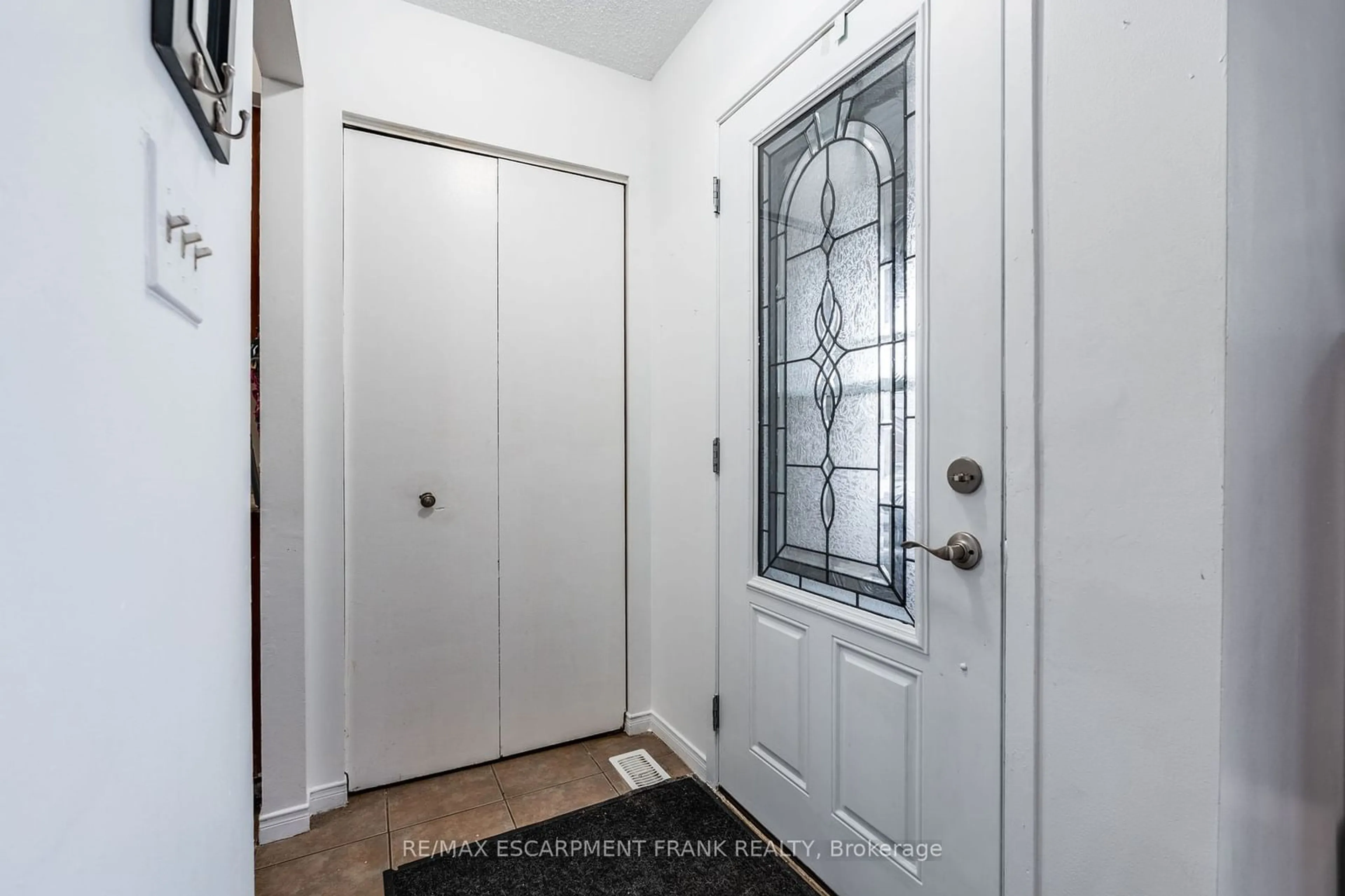 Indoor entryway for 97 Guildwood Dr, Hamilton Ontario L9C 6S3