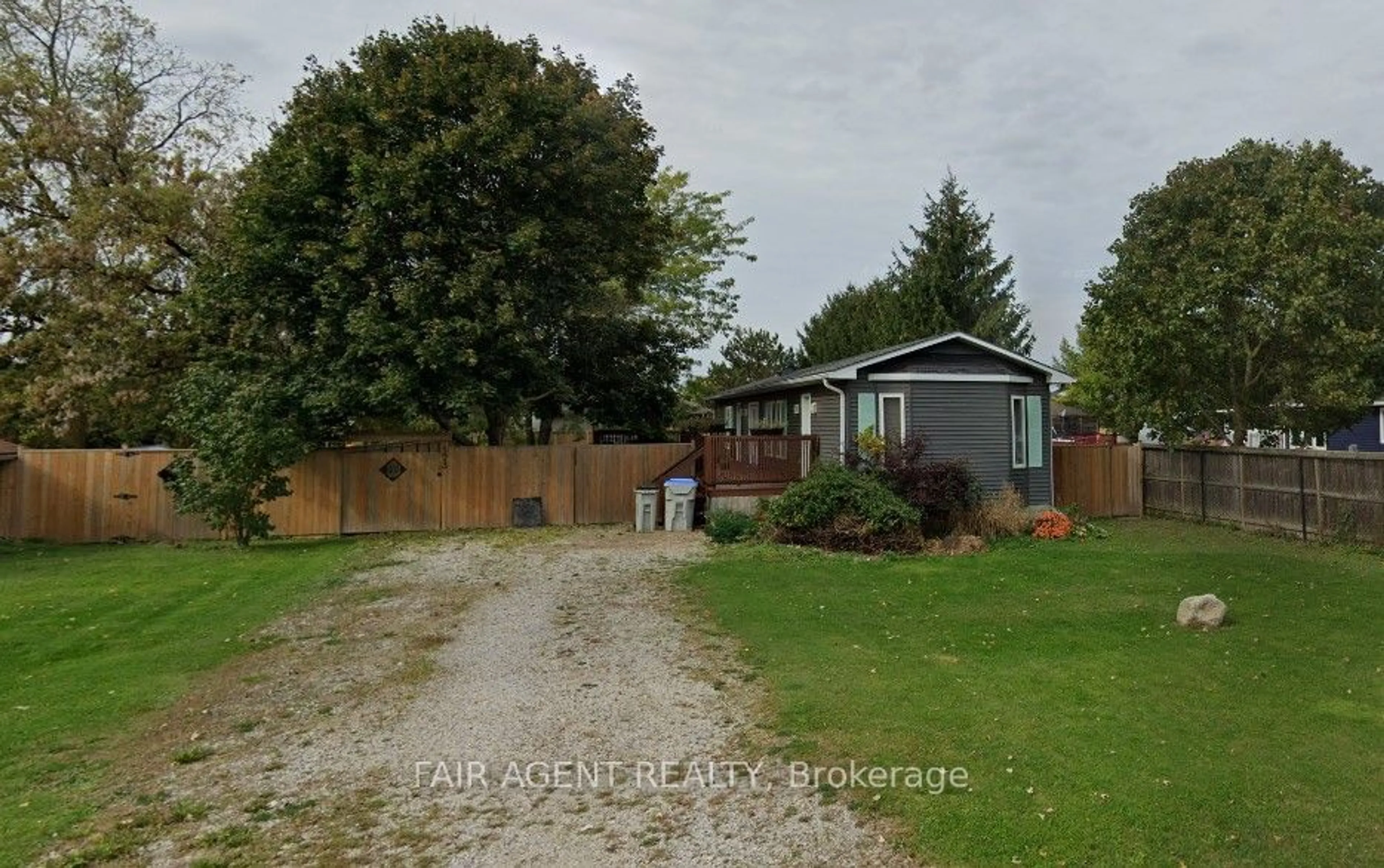 A pic from outside/outdoor area/front of a property/back of a property/a pic from drone, street for 173 PEARL St, Lambton Shores Ontario N0M 2N0