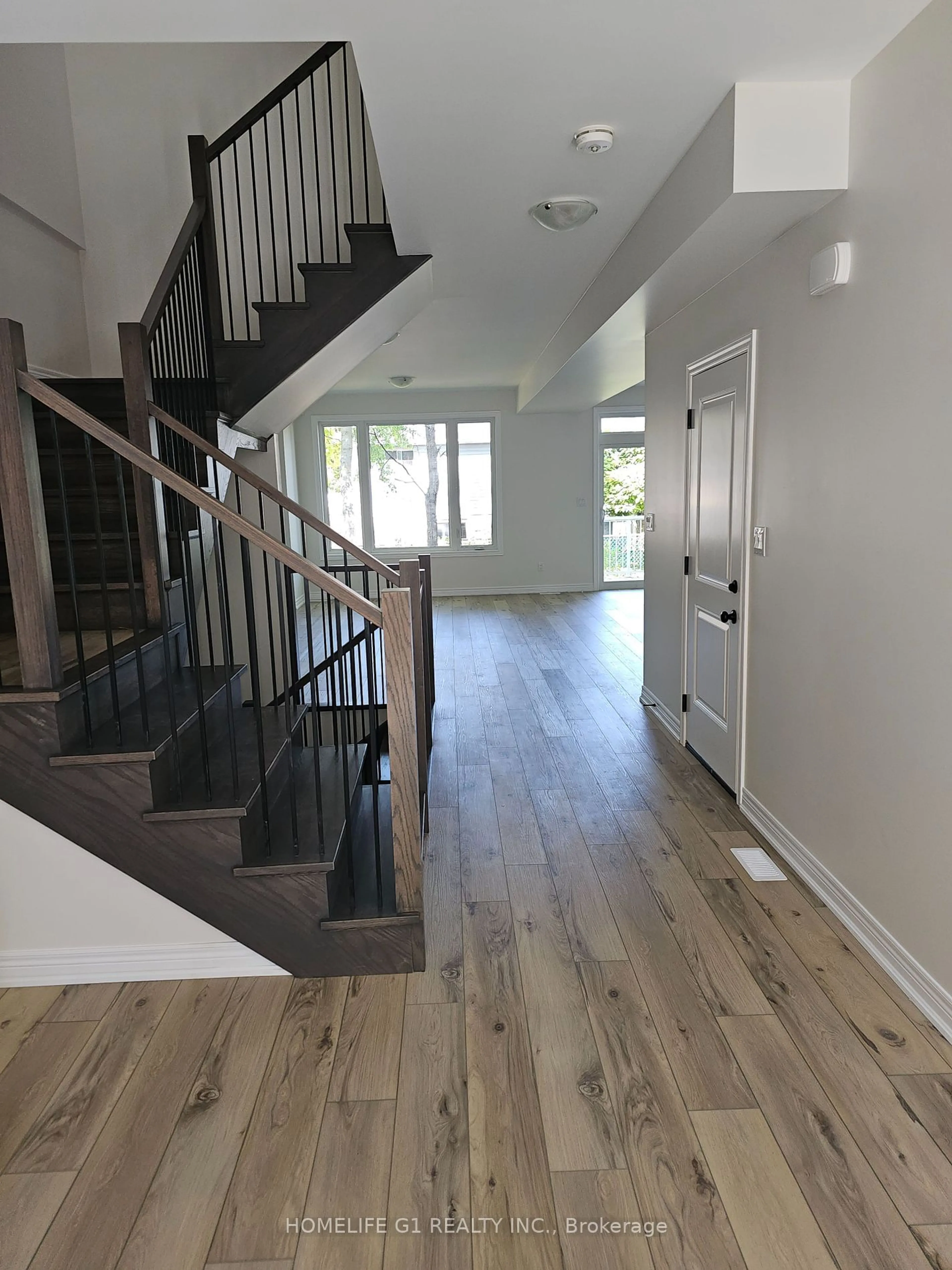 Indoor entryway for 17 SHAMROCK COMMON #17, St. Catharines Ontario L2S 0G7