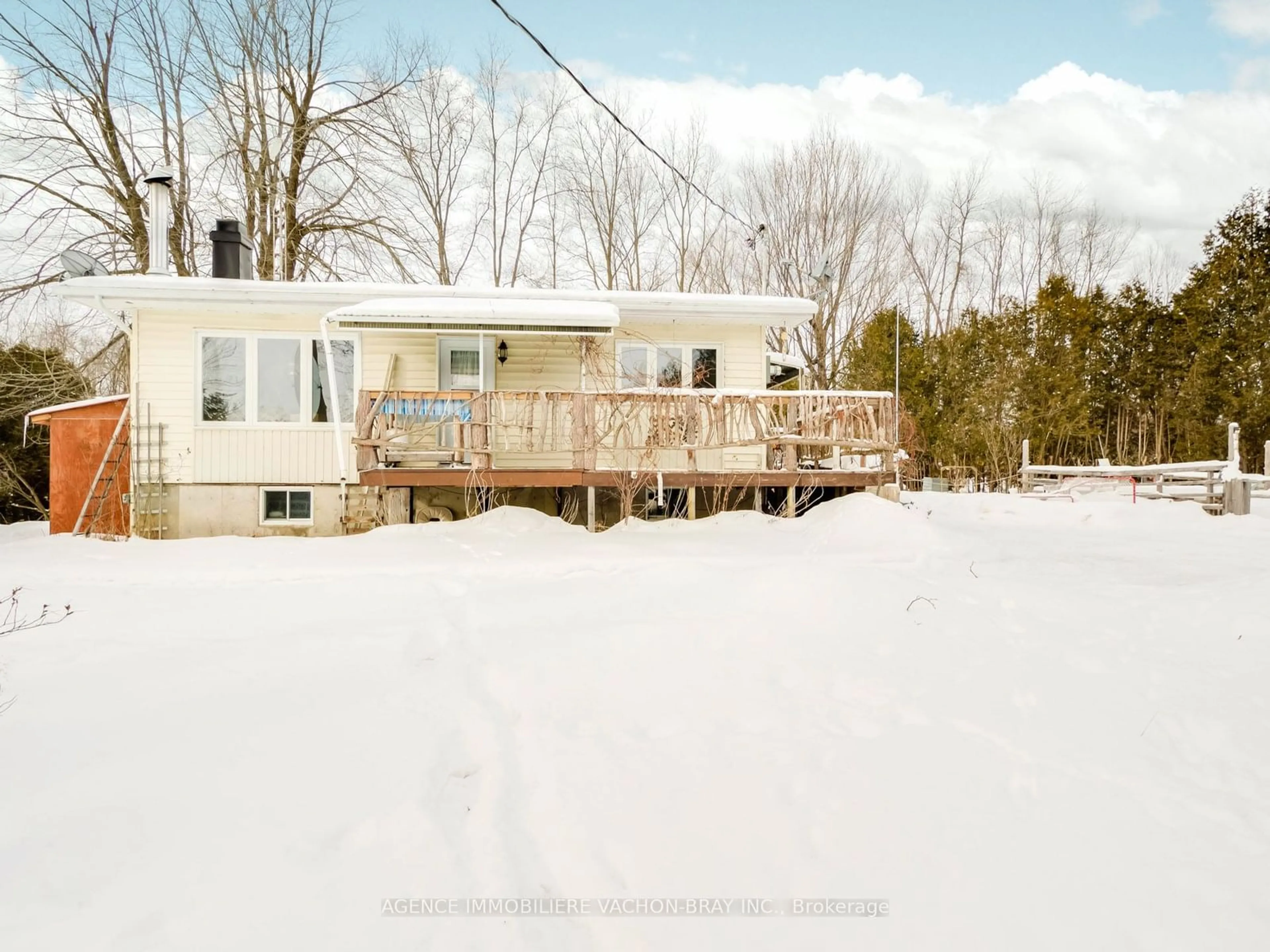 A pic from outside/outdoor area/front of a property/back of a property/a pic from drone, unknown for 22197 Parkhill Circ, South Glengarry Ontario K0C 1Z0