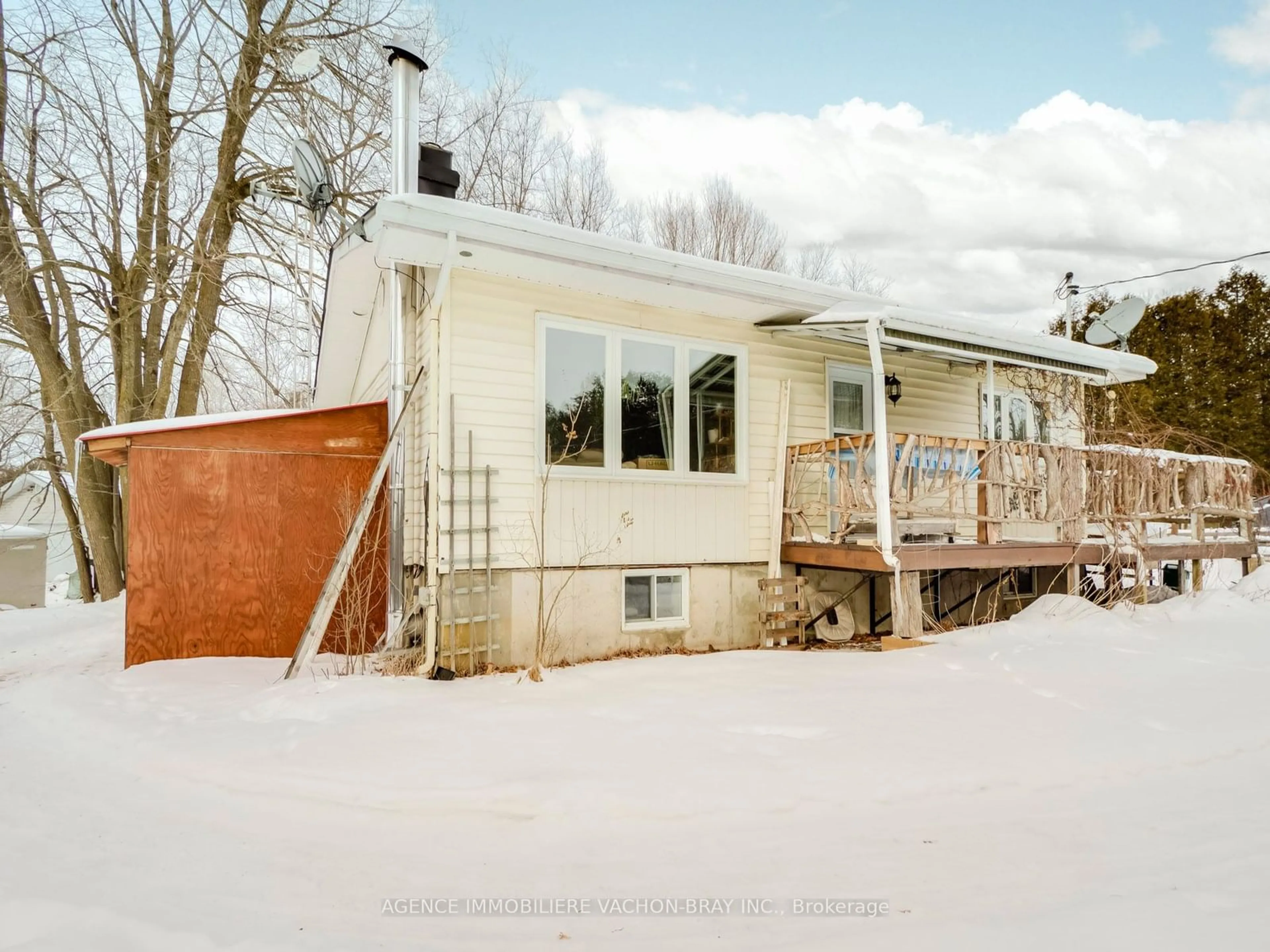 Home with vinyl exterior material, unknown for 22197 Parkhill Circ, South Glengarry Ontario K0C 1Z0