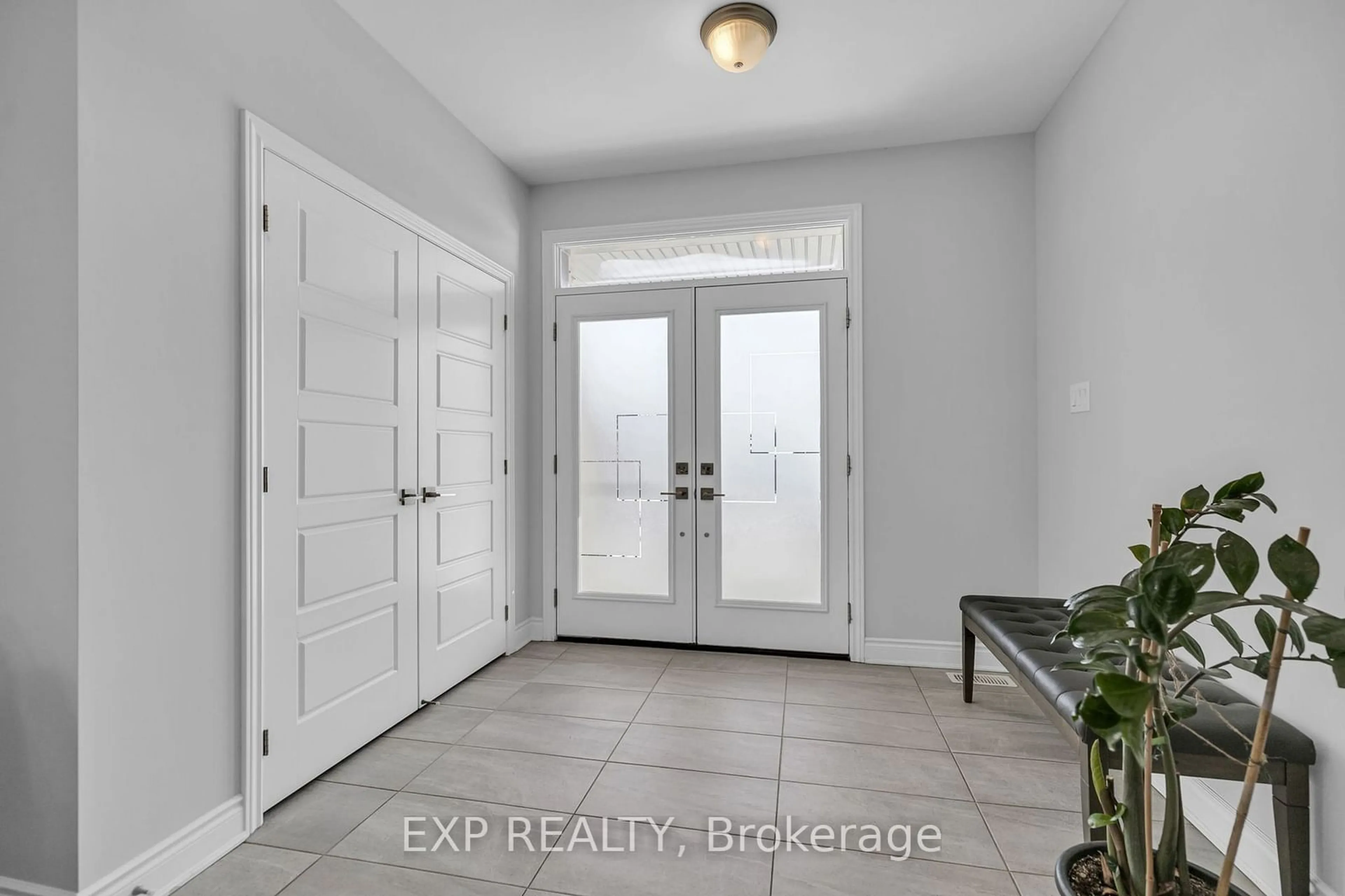 Indoor entryway for 639 Parade Dr, Stittsville - Munster - Richmond Ontario K2S 0Y9