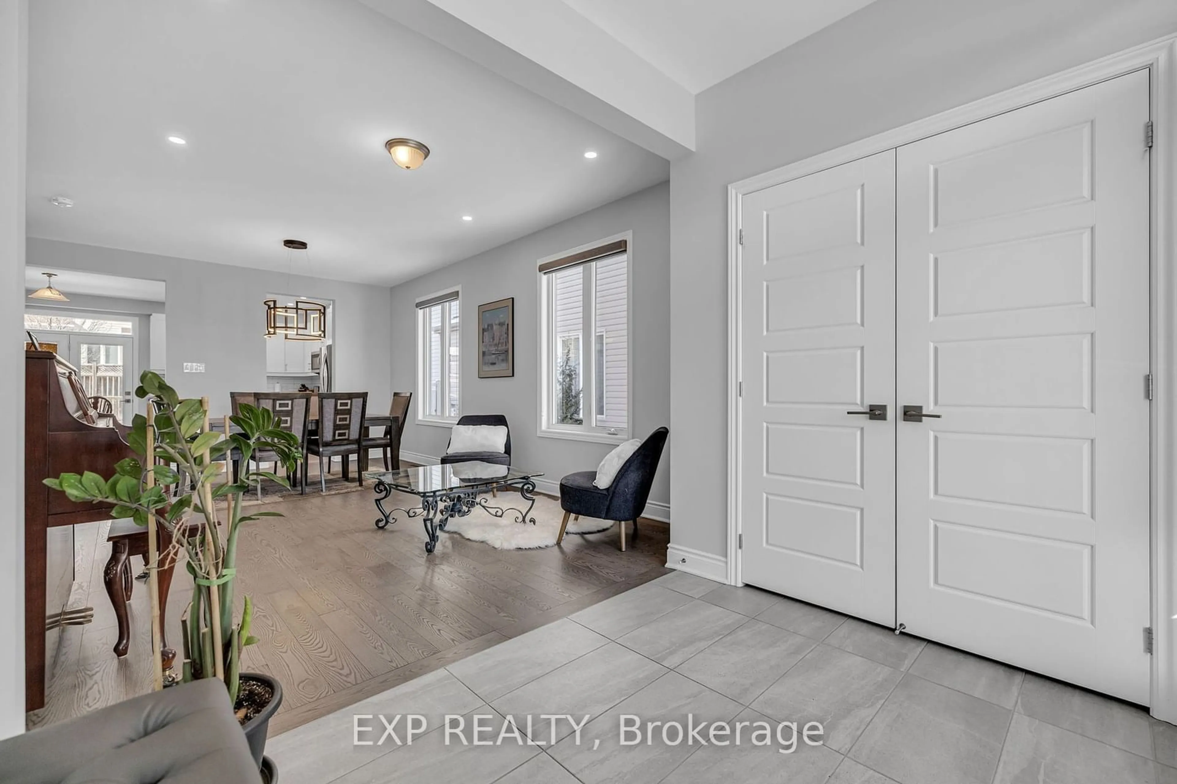 Indoor entryway for 639 Parade Dr, Stittsville - Munster - Richmond Ontario K2S 0Y9