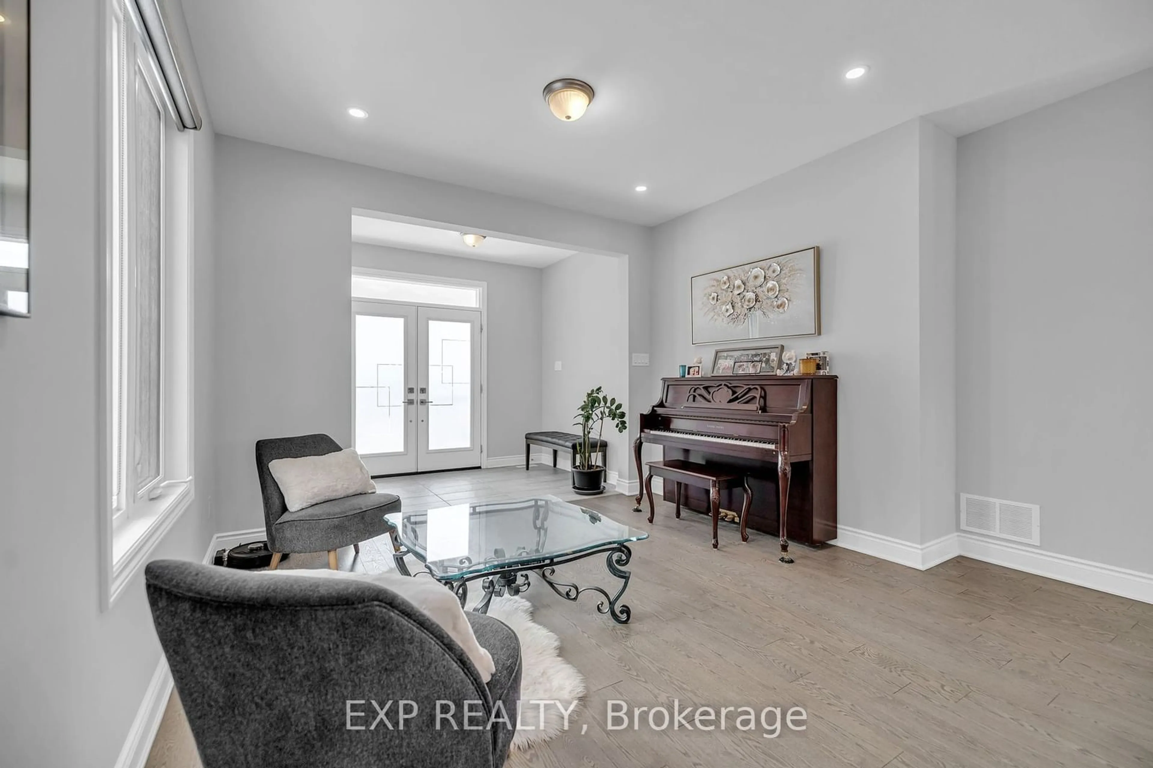 Living room with furniture, unknown for 639 Parade Dr, Stittsville - Munster - Richmond Ontario K2S 0Y9