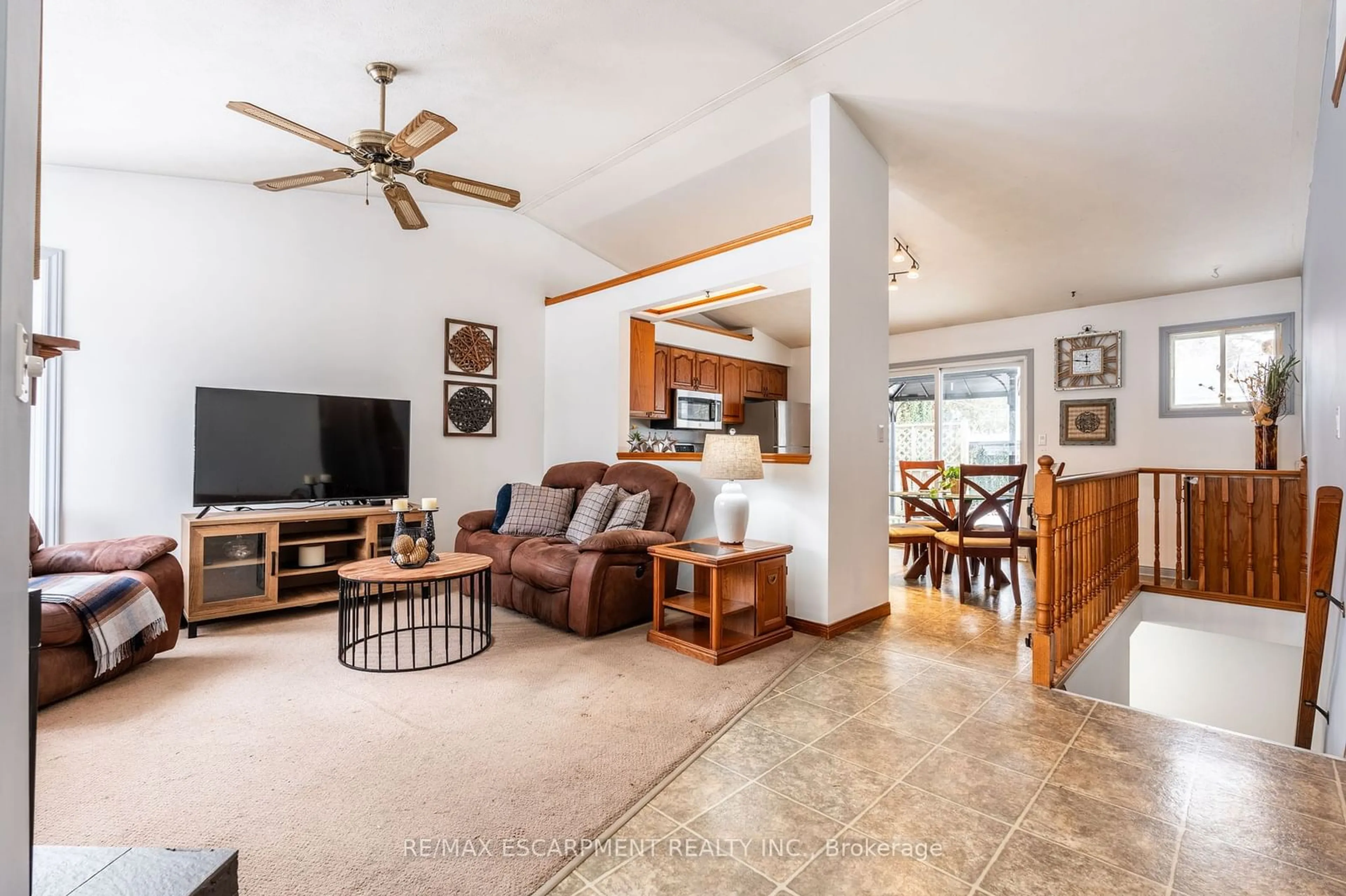 Living room with furniture, ceramic/tile floor for 21 Leslie Ave, Norfolk Ontario N0A 1N4