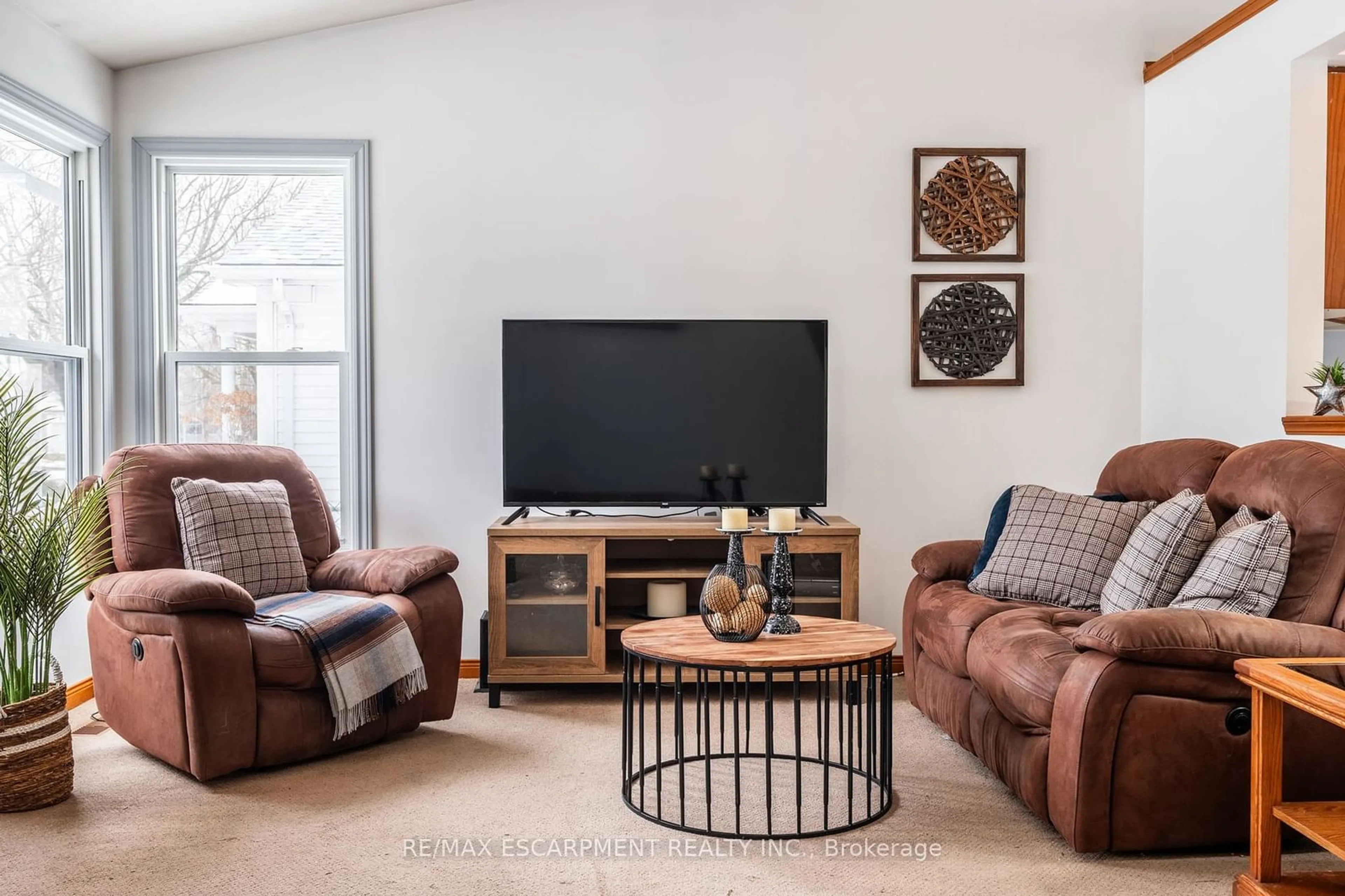 Living room with furniture, unknown for 21 Leslie Ave, Norfolk Ontario N0A 1N4