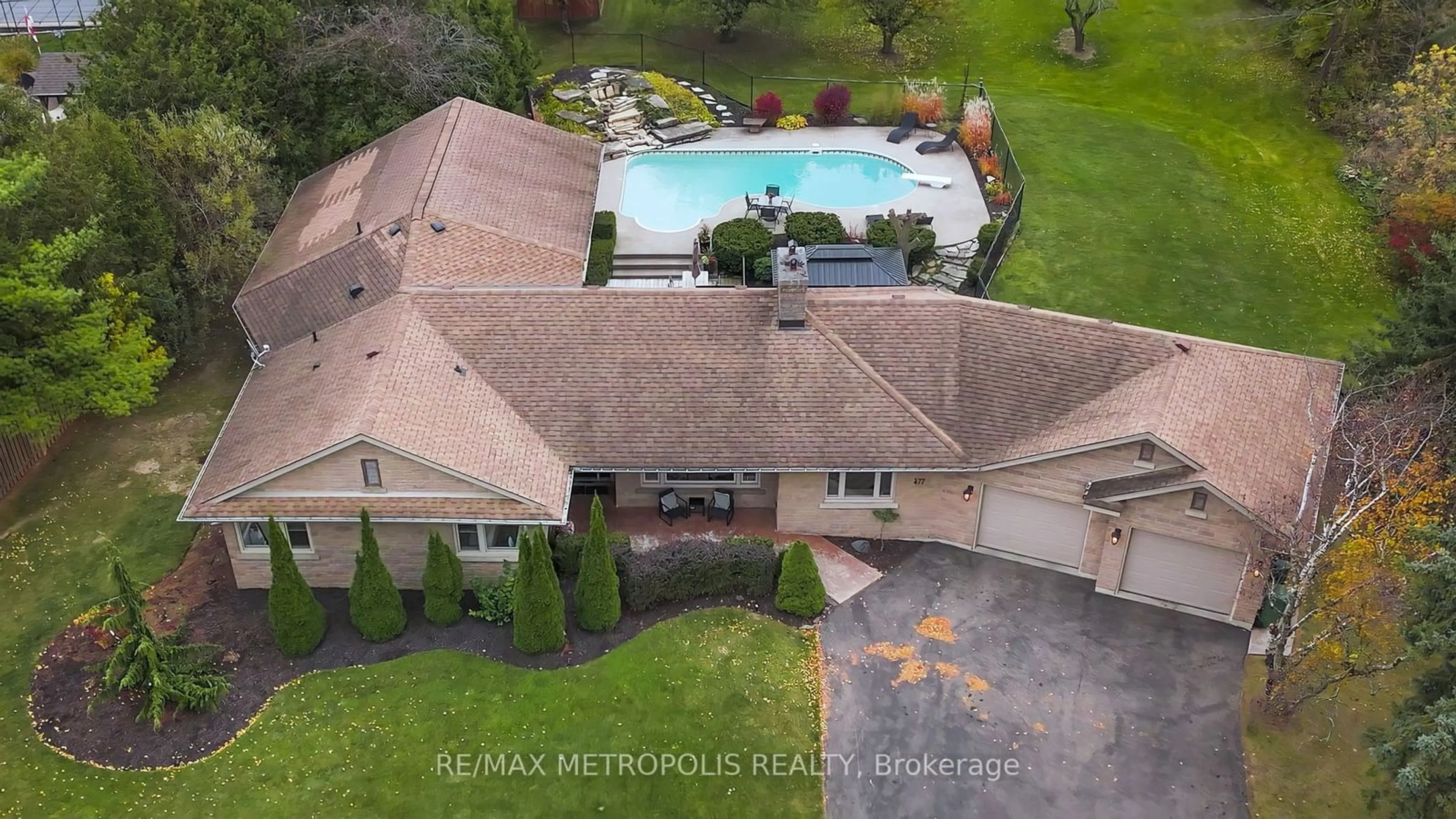 A pic from outside/outdoor area/front of a property/back of a property/a pic from drone, unknown for 477 Fairview St, Wilmot Ontario N3A 1M6