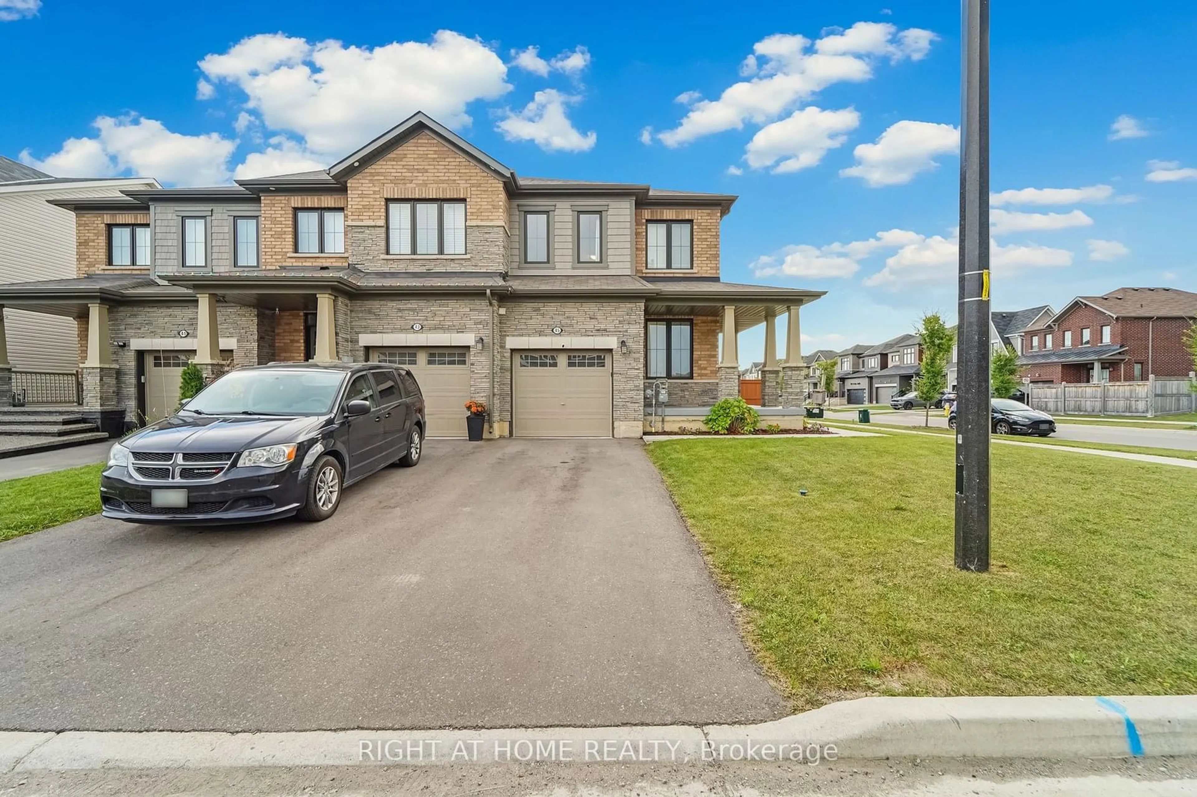 A pic from outside/outdoor area/front of a property/back of a property/a pic from drone, street for 45 Oaktree Dr, Haldimand Ontario N3W 0C6