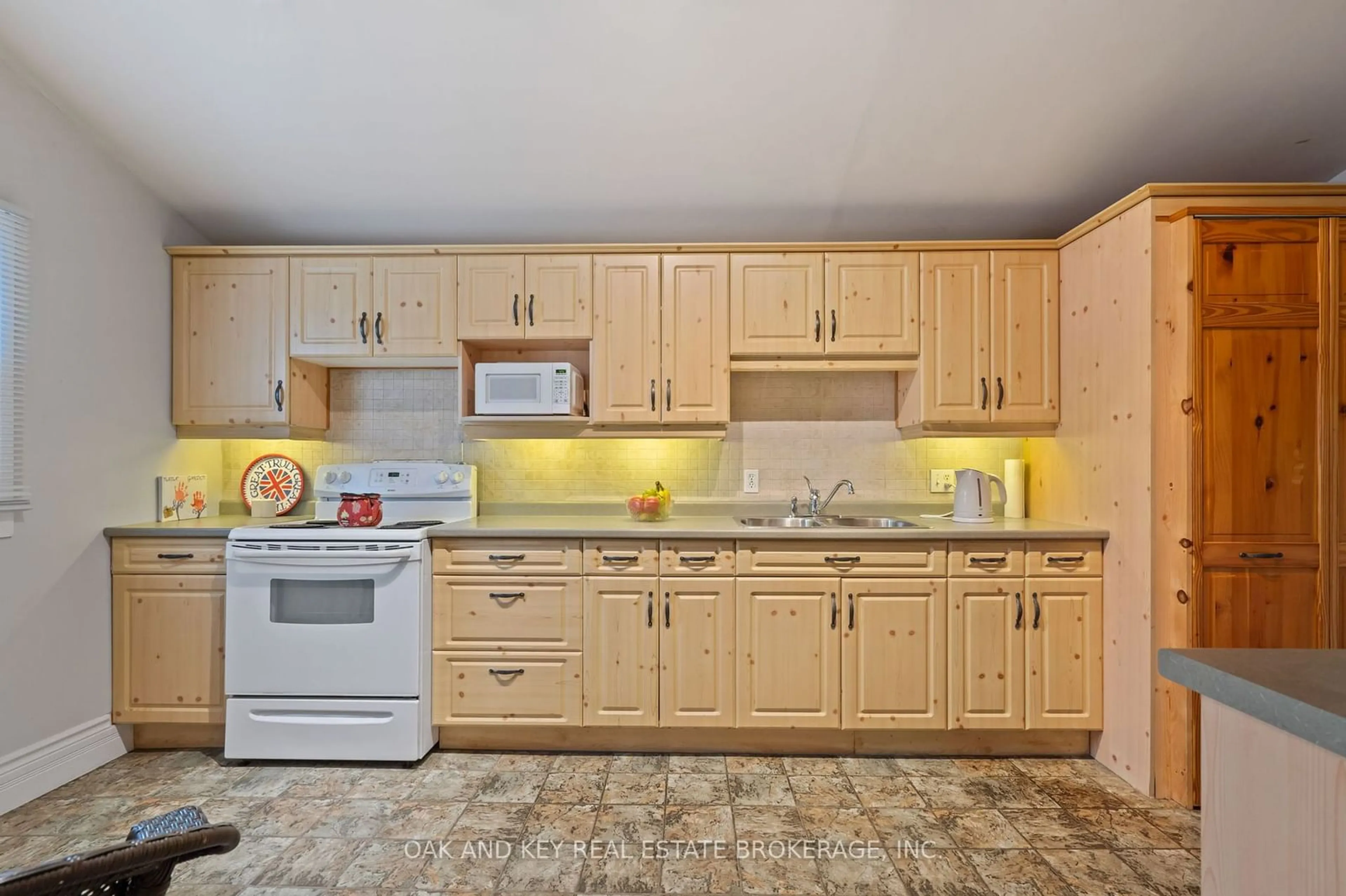 Standard kitchen, ceramic/tile floor for 46342 Sparta Line, Central Elgin Ontario N0L 2H0